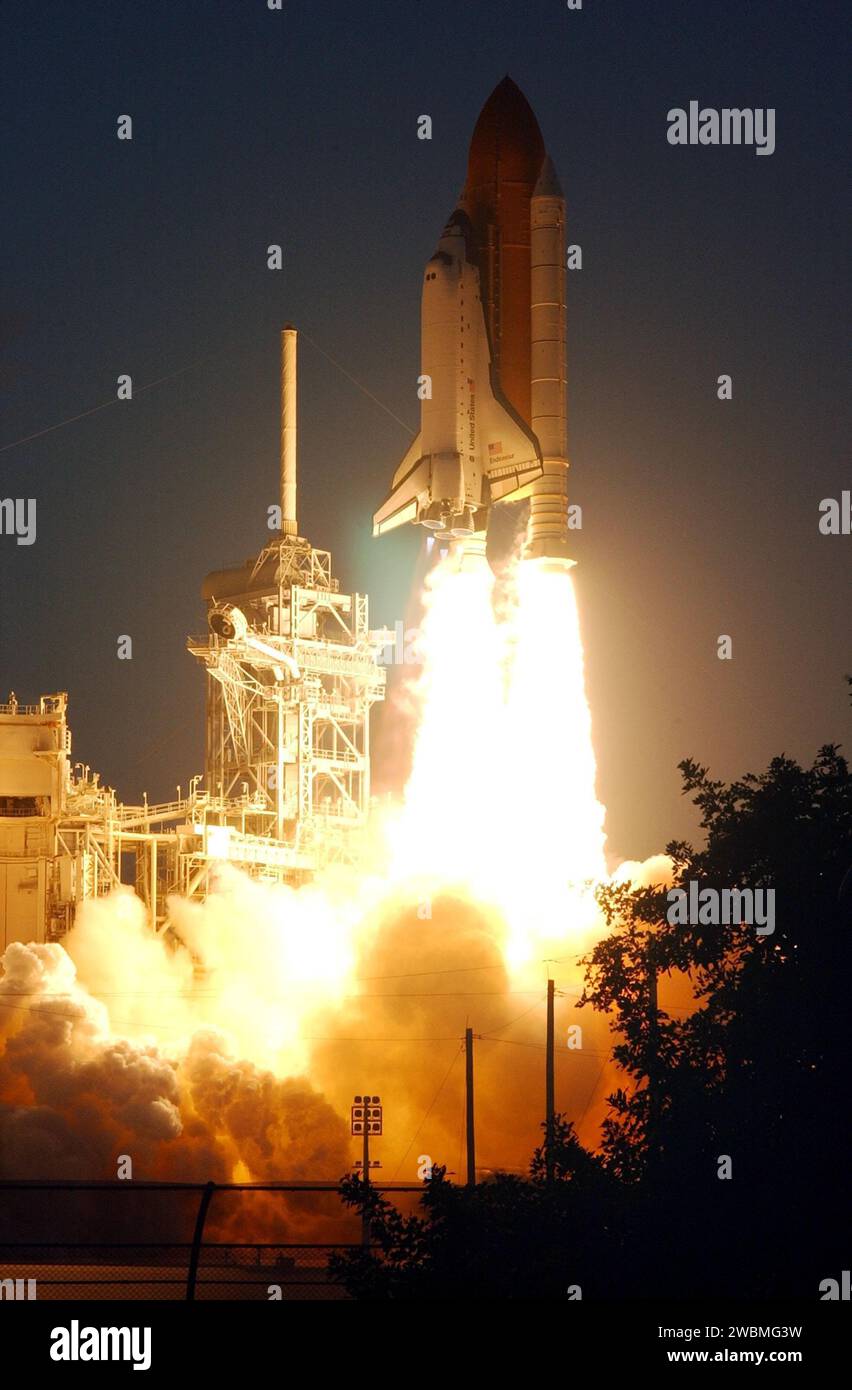 La navette spatiale Endeavour a été lancée sur STS-108 à 17h19 HNE, amarrant avec l'ISS le 7e dec. Il s'agissait de la dernière mission de navette de 2001, le 107e vol de navette, et le 12e vol vers l'ISS, avec un atterrissage prévu au KSC Shuttle Landing Facility le 16 décembre. Banque D'Images