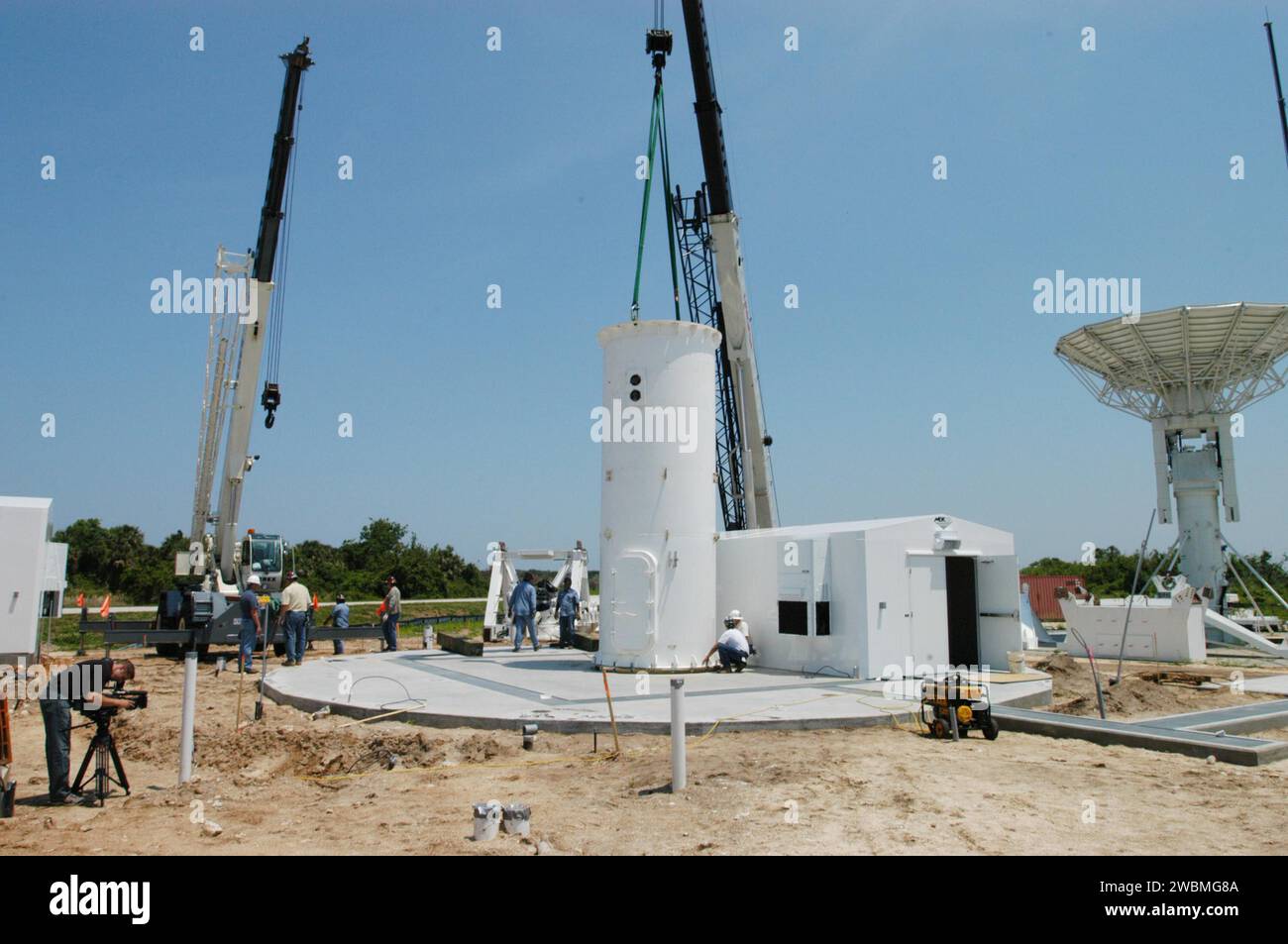 À North Merritt Island, en Floride, un nouveau radar en bande C de la NASA de 50 pieds est livré pour être installé afin de suivre les lancements de la navette et de surveiller les débris. Il complète un radar Pathfinder existant de 30 pieds utilisé lors du lancement de Delta Messenger. Les radars soutiennent les missions de navette à long terme, y compris le STS-114 et d'autres missions de retour au vol avec une fenêtre de lancement du 13 au 31 juillet. Banque D'Images