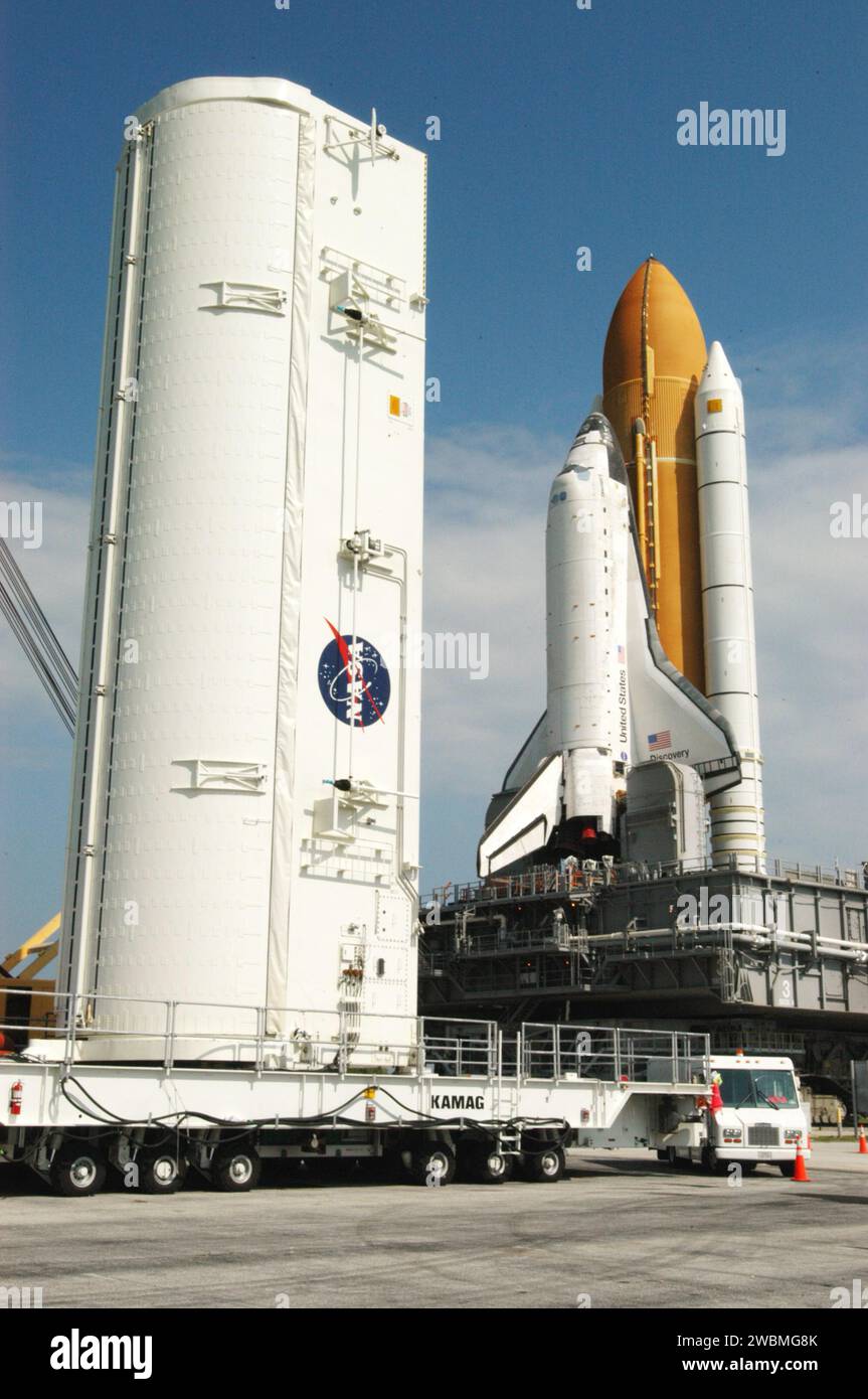 La navette spatiale Discovery s'est déployée sur la plate-forme de lancement 39B sur une plate-forme de lanceur mobile au sommet d'un Crawler-transporter. Le déploiement marque le deuxième mouvement de Discovery pour la mission de retour au vol STS-114. Le véhicule a été précédemment renvoyé au bâtiment de montage des véhicules pour être raccordé à un réservoir externe amélioré. La fenêtre de lancement est prévue du 13 au 31 juillet. Banque D'Images