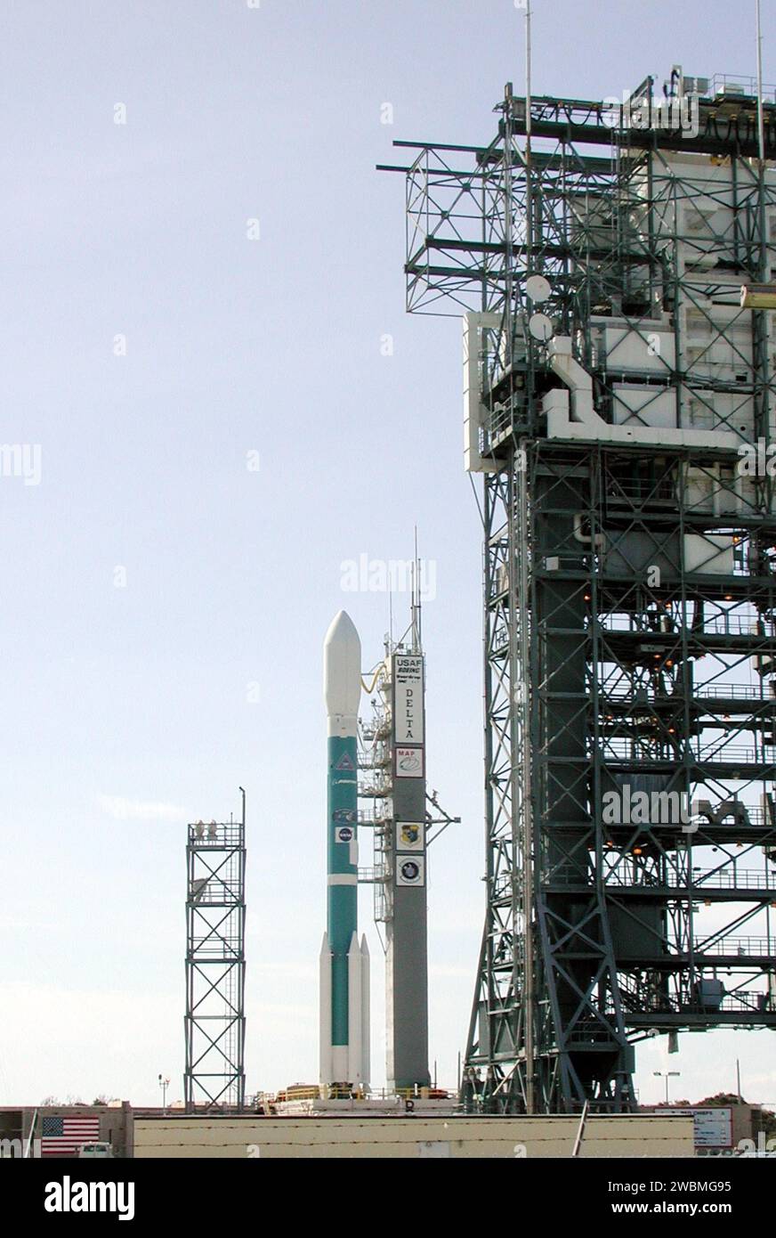 KENNEDY SPACE CENTER, FLORIDE. -- la fusée Boeing Delta II est prête à voler sur le Launch Complex 17-A, Cape Canaveral Air Force Station, après le recul de la Tour de service mobile (à droite). En haut de la fusée se trouve la charge utile, le vaisseau spatial Microwave Anisotropy Probe (MAP). Le lancement est prévu à 3 46 h HAE le 30 juin. Le lancement placera LA CARTE dans une trajectoire lunaire assistée vers le Soleil-Terre pour une mission de 27 mois. La sonde mesurera les petites fluctuations de la température du rayonnement de fond cosmique micro-ondes avec une précision d'un millionième de degré. Ces mesures devraient se révéler Banque D'Images