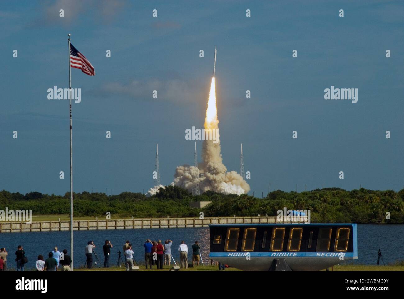 La fusée d’essai Ares I-X est lancée depuis le complexe de lancement 39B du Kennedy Space Center, produisant 2,96 millions de livres de poussée au cours d’un essai en vol de six minutes, marquant le premier lancement sans navette depuis le site depuis les fusées Saturn de l’ère Apollo. Banque D'Images