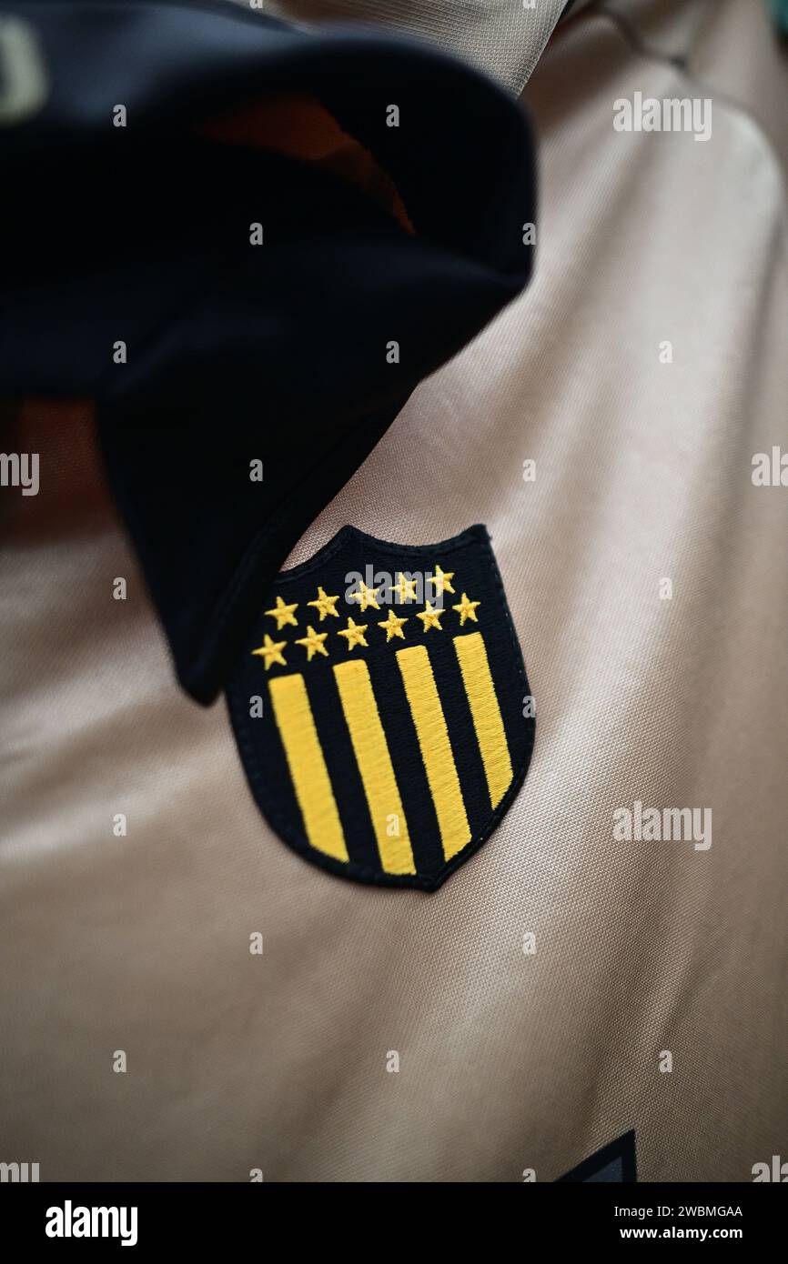 Gros plan de Crest de Penal Montevideo, club de football sur chemise, maillot d'Amérique du Sud accroché à une ligne. Photo de Sebastian Frej Banque D'Images