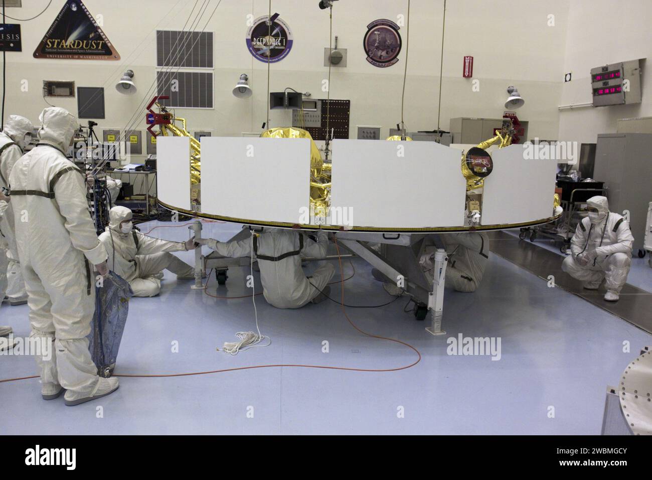 CAP CANAVERAL, Floride. – Dans l’installation d’entretien des charges utiles du Kennedy Space Center de la NASA en Floride, les techniciens attachent un pont roulant à la scène de croisière de mission Mars Science Laboratory (MSL) de la NASA. La phase de croisière, qui sera montée sur un stand de rotation, fournira de l'énergie solaire, des propulseurs pour la navigation et des échangeurs de chaleur au rover pendant son vol de la Terre à Mars. Les composants de MSL comprennent un rover de la taille d'une voiture, Curiosity, qui dispose de 10 instruments scientifiques conçus pour rechercher des preuves pour savoir si Mars a eu des environnements favorables à la vie microbienne, y compris l'ingre chimique Banque D'Images