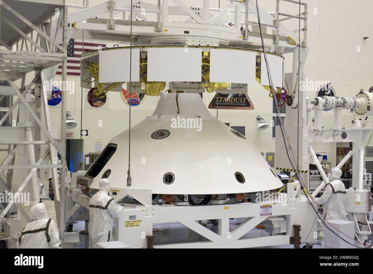 CAP CANAVERAL, Floride. – Dans le Payload Hazardous Servicing Facility du Kennedy Space Center de la NASA en Floride, les techniciens, à l’aide d’un pont roulant, soulèvent la mission Aeroshell du Mars Science Laboratory (MSL) de la NASA, (contenant le rover Curiosity compact de la taille d’une voiture), pour s’accoupler à la scène de croisière. La phase de croisière fournit de l'énergie solaire, des propulseurs pour la navigation et des échangeurs de chaleur au rover pendant son vol de la Terre à Mars. Le rover Curiosity dispose de 10 instruments scientifiques conçus pour rechercher des preuves sur le fait que Mars a eu des environnements favorables à la vie microbienne, y compris l'ingredi chimique Banque D'Images