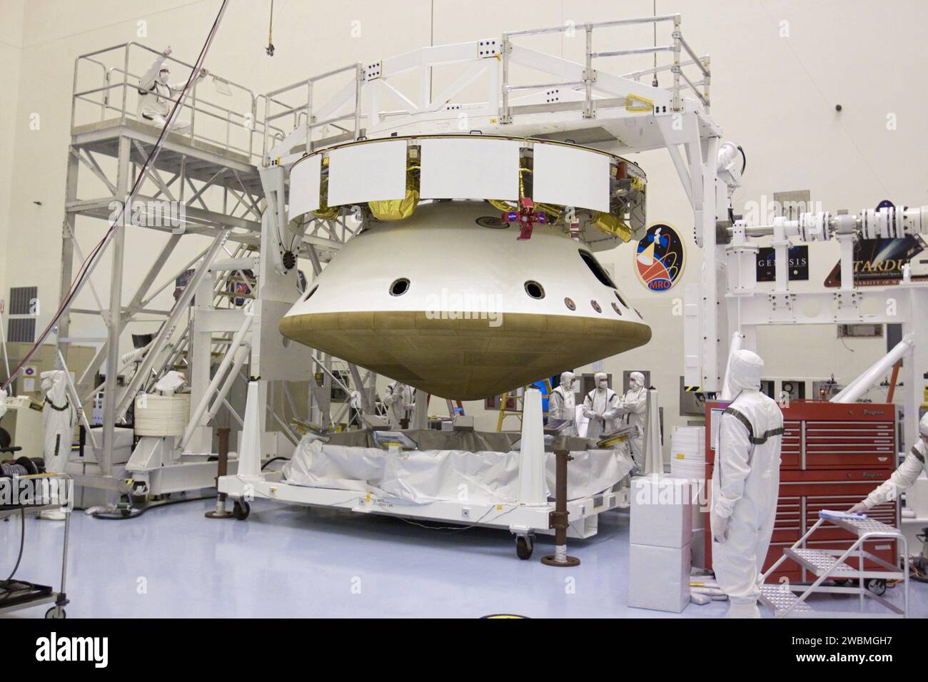 CAP CANAVERAL, Floride. – Dans l’installation d’entretien des charges utiles dangereuses du Kennedy Space Center de la NASA en Floride, le bouclier thermique a été intégré à la mission Aeroshell du Mars Science Laboratory (MSL) de la NASA (contenant le rover Curiosity compact de la taille d’une voiture). Plus tôt, l'aéroshell a été accouplé à l'étage de croisière, qui fournit de l'énergie solaire, des propulseurs pour la navigation et des échangeurs de chaleur au rover pendant son vol de la Terre à Mars. Le rover Curiosity dispose de 10 instruments scientifiques conçus pour rechercher des preuves pour savoir si Mars a eu des environnements favorables à la vie microbienne, y compris chemica Banque D'Images