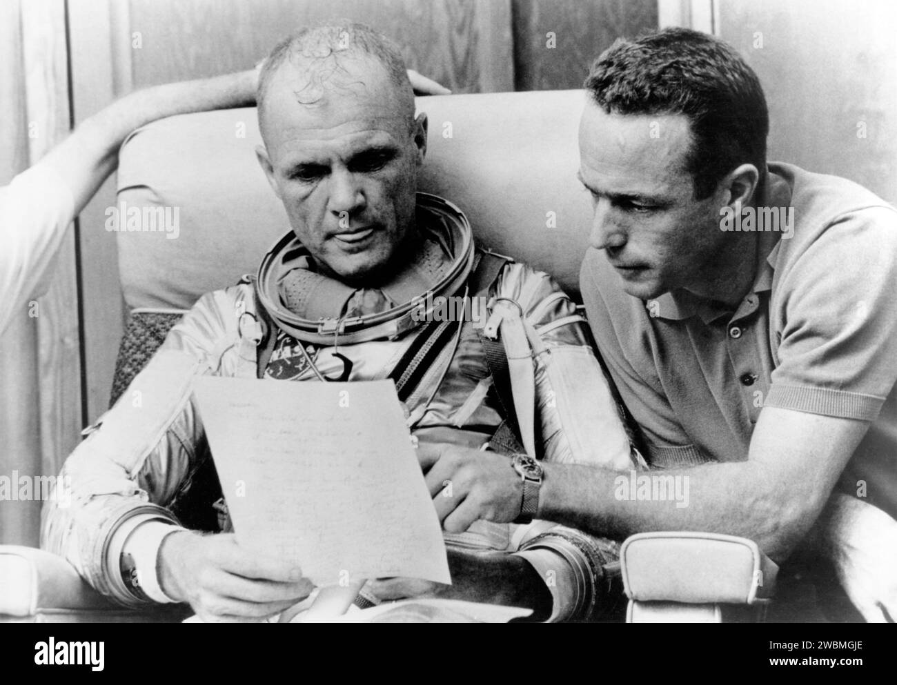 CAP CANAVERAL, Floride. --l'astronaute principal John Glenn et le pilote de secours Scott Carpenter vérifient les notes après un vol simulé avant la mission Mercury-Atlas 6. Banque D'Images