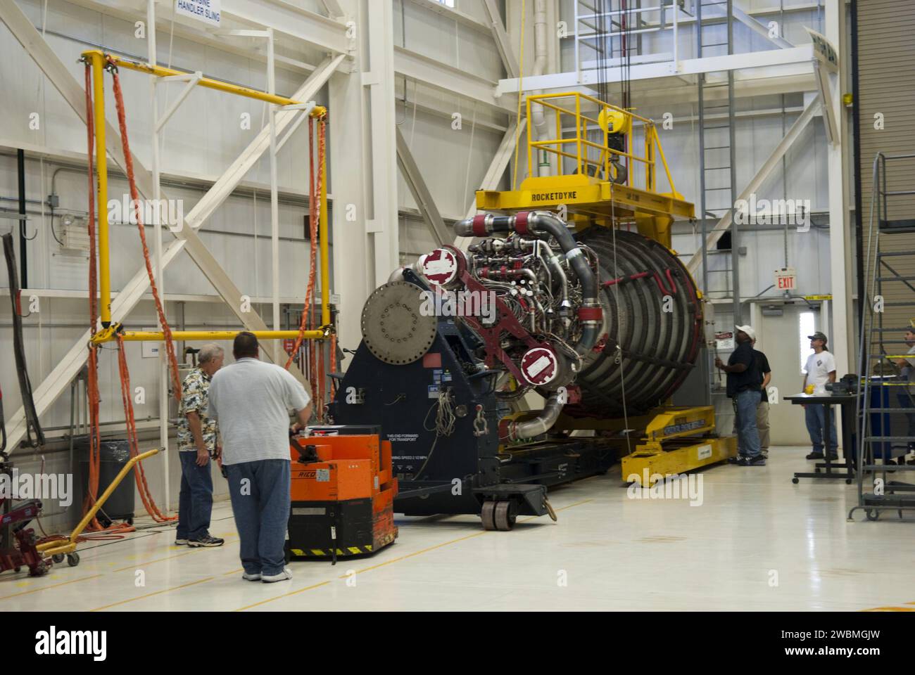 CAP CANAVERAL, Floride. -- dans l'atelier moteur du Kennedy Space Center de la NASA en Floride, les travailleurs déplacent le moteur n ° 3, l'un des trois moteurs principaux de la navette spatiale d'Endeavour, vers un stand de travail pour le traitement. Le travail fait partie du processus de transition et de retraite d'Endeavour. Endeavour est en préparation pour une exposition publique au California Science Center à Los Angeles. Endeavour a effectué 25 missions, a passé 299 jours dans l'espace, a orbité sur Terre 4 671 fois et a parcouru 122 883 151 miles au cours de ses 19 ans de carrière. La mission STS-134 et finale d'Endeavour est achevée après le débarquement en juin Banque D'Images