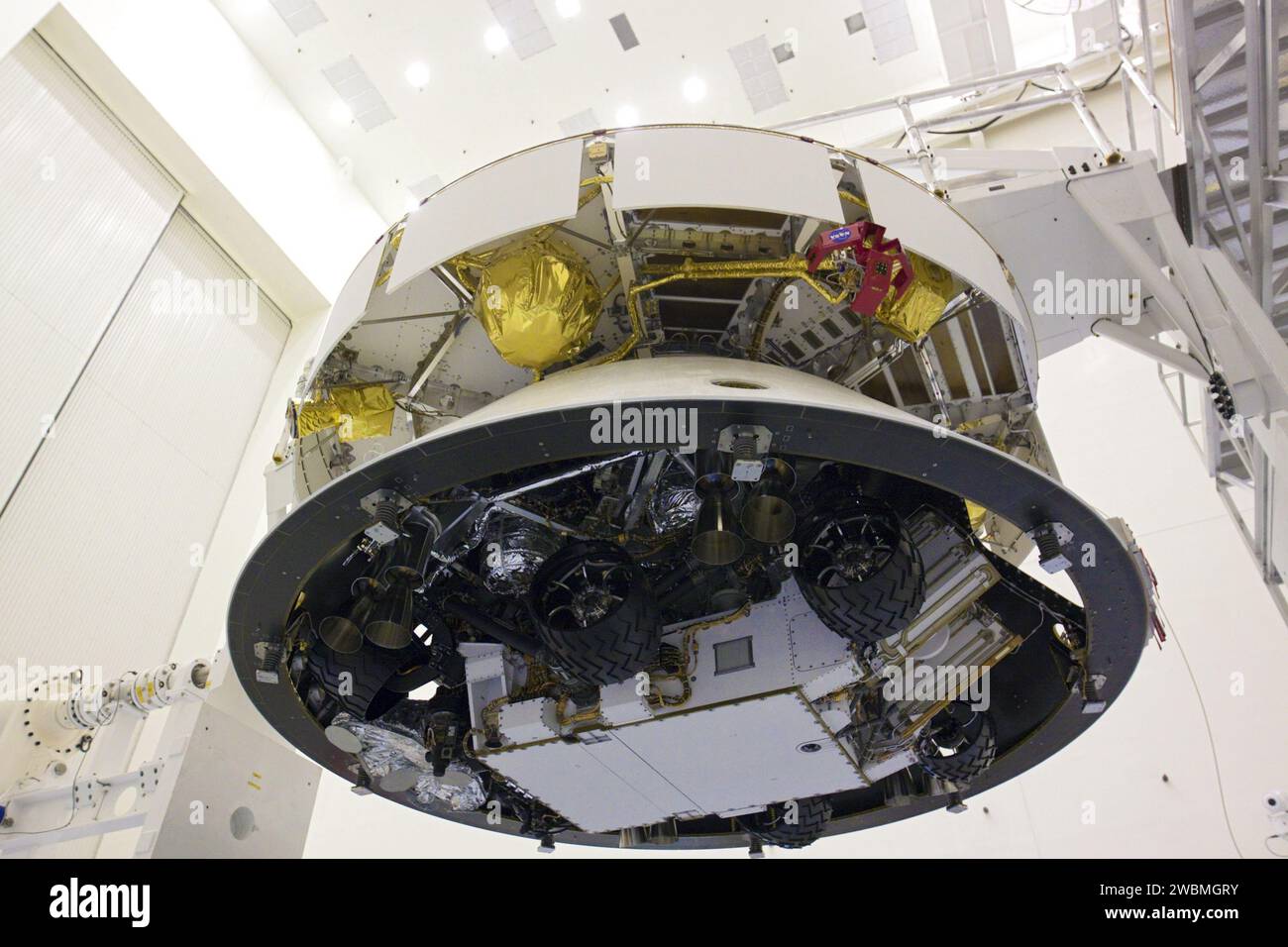 CAP CANAVERAL, Floride. – Dans le Payload Hazardous Servicing Facility du Kennedy Space Center de la NASA en Floride, la caméra capture une vue unique de la mission Aeroshell du Mars Science Laboratory (MSL) de la NASA (contenant le rover Curiosity compact de la taille d’une voiture), qui a été accouplée à la scène de croisière. La phase de croisière fournit de l'énergie solaire, des propulseurs pour la navigation et des échangeurs de chaleur au rover pendant son vol de la Terre à Mars. Le rover Curiosity dispose de 10 instruments scientifiques conçus pour rechercher des preuves permettant de savoir si Mars a eu des environnements favorables à la vie microbienne, y compris des environnements chimiques Banque D'Images