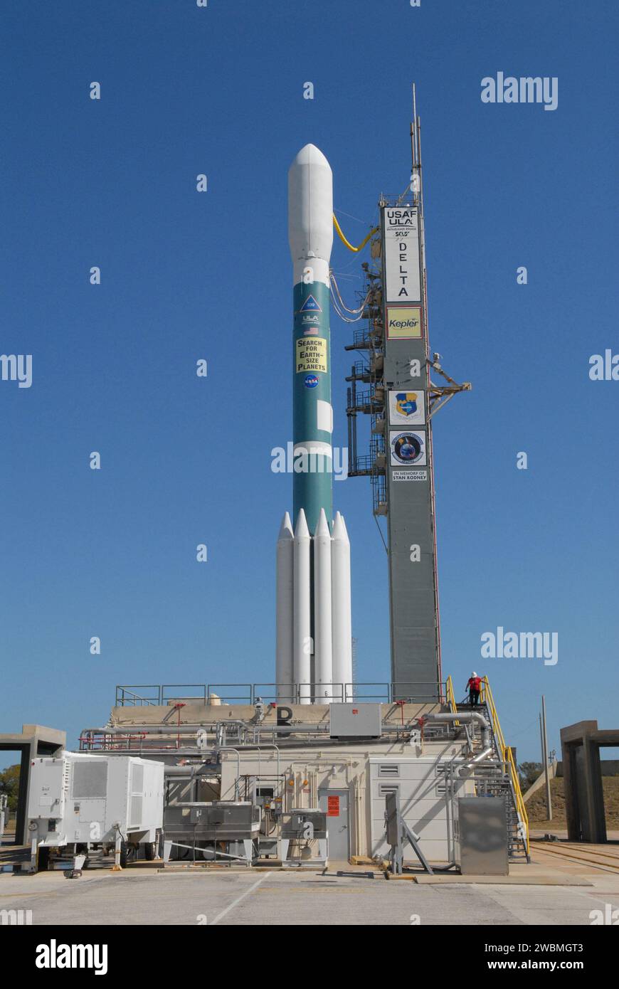 CAP CANAVERAL, Floride. – La fusée Delta II 7925 est prête à être lancée après le retour en arrière de la tour de service mobile sur le Launch Pad 17-B de la Cape Canaveral Air Force Station en Floride. Au sommet de la fusée se trouve le vaisseau spatial Kepler de la NASA. Kepler est un télescope spatial conçu pour rechercher dans la région voisine de notre galaxie des planètes de la taille de la Terre orbitant dans la zone habitable des étoiles comme notre soleil. La zone habitable est la région autour d'une étoile où les températures permettent à l'eau d'être liquide sur la surface d'une planète. Le défi pour Kepler est de regarder un grand nombre d'étoiles afin de statistiquement e Banque D'Images