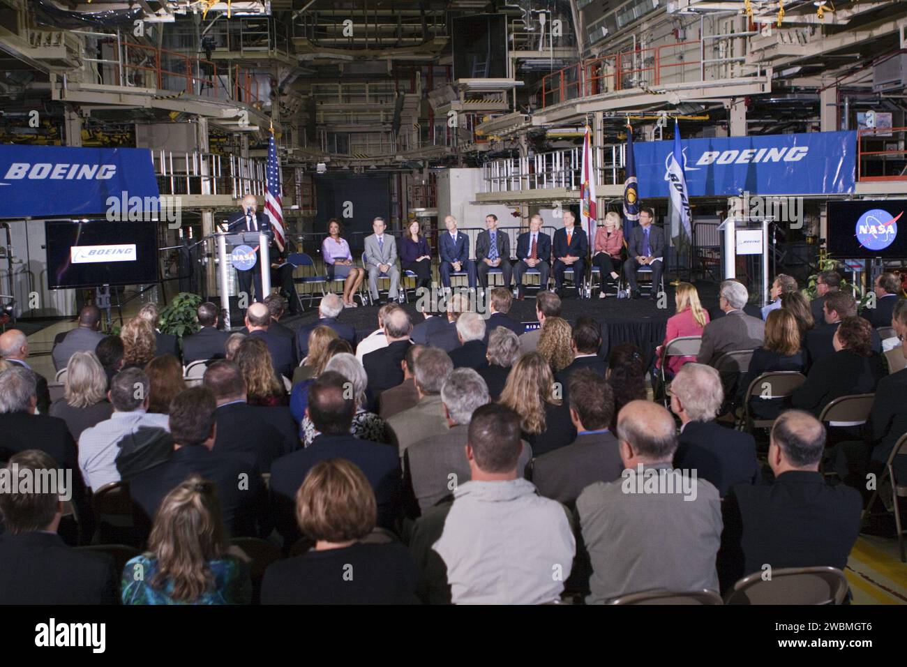 CAP CANAVERAL, Floride. – Dans l’Orbiter Processing Facility-3 (OPF-3) du Kennedy Space Center de la NASA en Floride, Frank DiBello, président de Space Florida, s’adresse au public après avoir annoncé la signature d’un accord innovant entre la NASA et Space Florida. De sa gauche se trouvent le lieutenant-gouverneur de Floride Jennifer Carroll, présidente de Space Florida, Robert Cabana, directeur du Kennedy Space Center, Lori Garver, administrateur adjoint de la NASA, le gouverneur de Floride Rick Scott, John Elbon, vice-président et directeur général de Boeing Space exploration, le sénateur Bill Nelson de Floride, le membre du Congrès de Floride Bill Posey, Banque D'Images