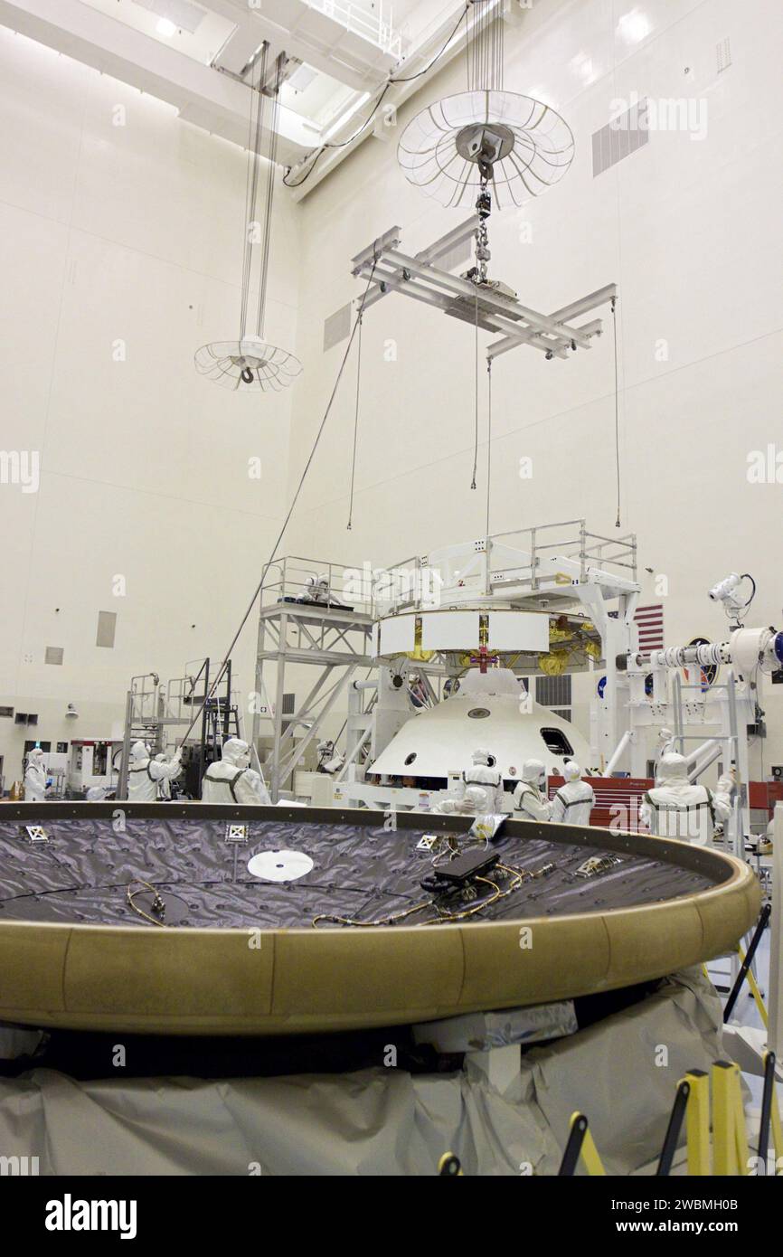 CAP CANAVERAL, Floride. – Dans l’installation d’entretien des charges utiles du Kennedy Space Center de la NASA en Floride, les techniciens se préparent à fixer un pont roulant à la mission Aeroshell du Mars Science Laboratory (MSL) de la NASA (contenant le rover Curiosity compact de la taille d’une voiture), qui sera couplé à la phase de croisière. La phase de croisière fournit de l'énergie solaire, des propulseurs pour la navigation et des échangeurs de chaleur au rover pendant son vol de la Terre à Mars. Au premier plan se trouve l'écran thermique MSL. Le rover Curiosity dispose de 10 instruments scientifiques conçus pour rechercher des preuves sur le fait que Mars a eu un environnement Banque D'Images
