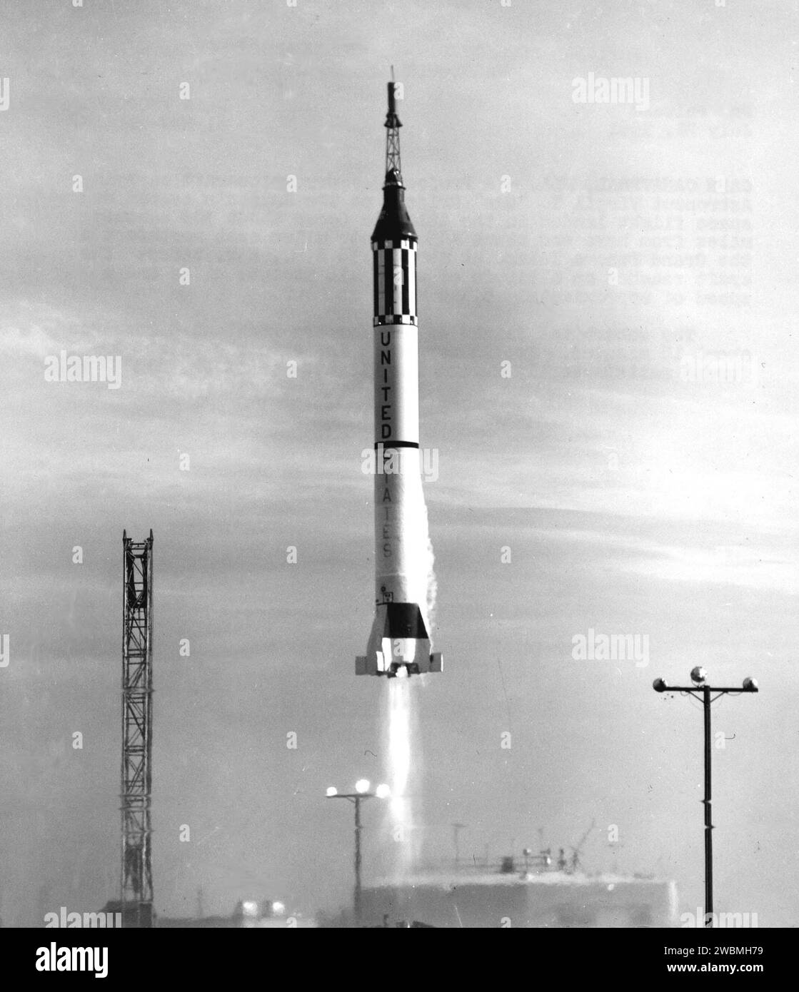 Le projet Mercury Liberty Bell 7, piloté par Virgile I. Gus Grissom, a complété le deuxième vol spatial habité américain. La mission suborbitale Mercury-Redstone 4 a atteint 118 miles d'altitude et 5 310 mph, durant 16 minutes. Le vaisseau spatial a atterri dans l'océan Atlantique, à 305 miles du Kennedy Space Center, à 145 miles à l'est-nord-est de l'île de Grand Bahama à 7h36 heure de l'est. Banque D'Images