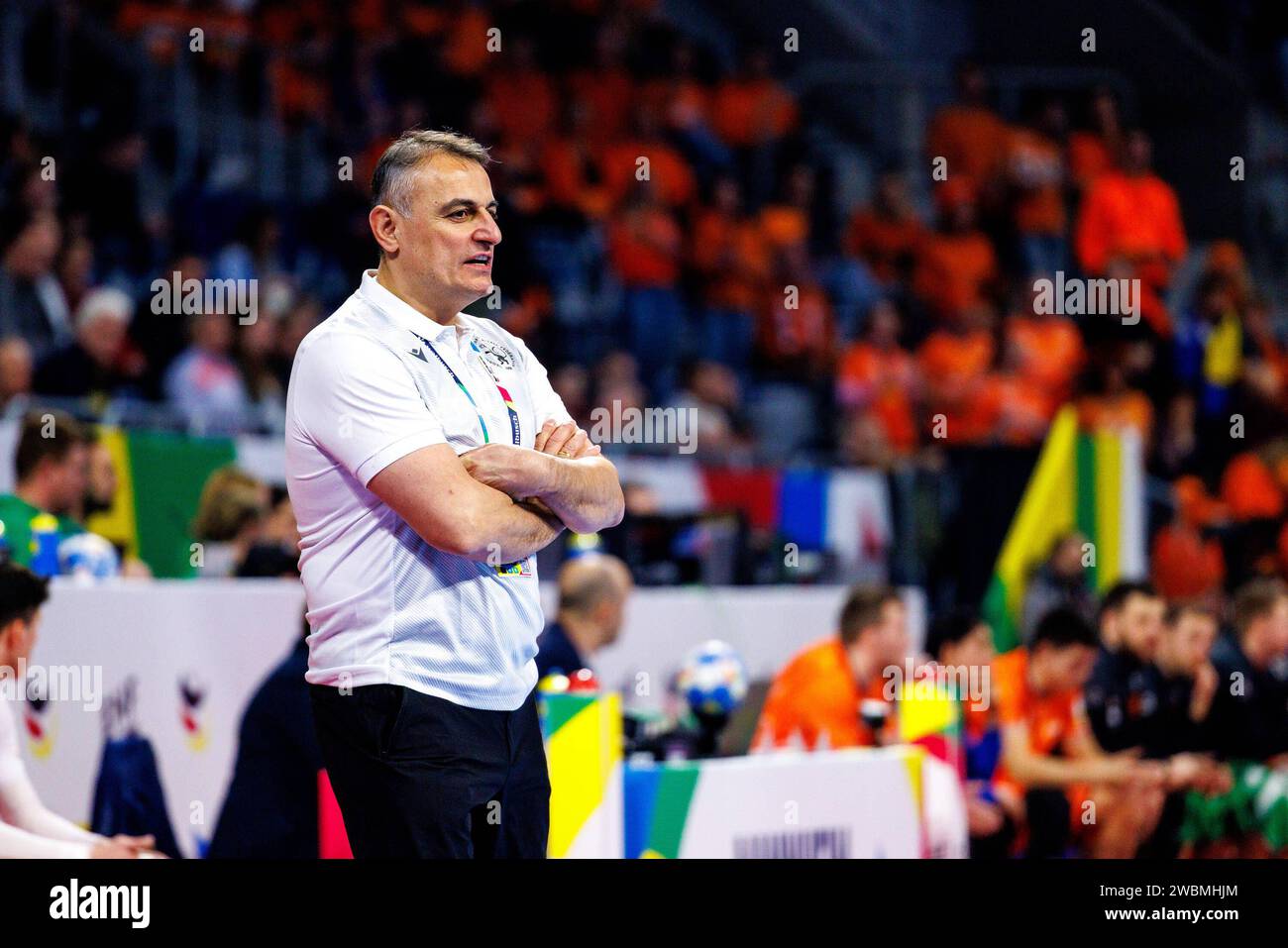 MENS EHF EURO 2024 : Niederlande - Georgien, 11.01.2024, Mannheim Tite Kalandadze, Georgia GEO, Head Coach mit verschränkten Armen Spiel der MENS EHF EURO 2024 : Niederlande - Georgien am 11.01.2024 in der SAP-Arena Mannheim Mannheim SAP-Arena Baden-Württemberg Deutschland *** MENS EHF EURO 2024 Netherlands Georgia, 11 01 2024, Mannheim Tite Kalandadze Géorgie GEO , entraîneur-chef avec bras pliés match de l'HOMME EHF EURO 2024 pays-Bas Géorgie sur 11 01 2024 à la SAP Arena Mannheim SAP Arena Baden Württemberg Allemagne Copyright : xBEAUTIFULxSPORTS/Hahnex Banque D'Images