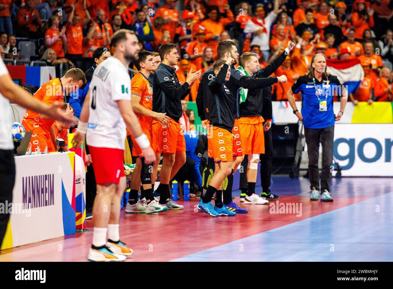 MENS EHF EURO 2024 : Niederlande - Georgien, 11.01.2024, Mannheim Jubel auf der Bank der Niederländer Organge Spiel der MENS EHF EURO 2024 : Niederlande - Georgien am 11.01.2024 in der SAP-Arena Mannheim Mannheim SAP-Arena Baden-Württemberg Deutschland *** MENS EHF EURO 2024 Netherlands Georgia, 11 01 2024, Mannheim acclamation sur le banc des pays-Bas Organge Match de l'HOMME EHF EURO 2024 pays-Bas Géorgie le 11 01 2024 à la SAP Arena Mannheim Mannheim SAP Arena Baden Württemberg Allemagne Copyright : xBEAUTIFULxSPORTS/Hahnex Banque D'Images