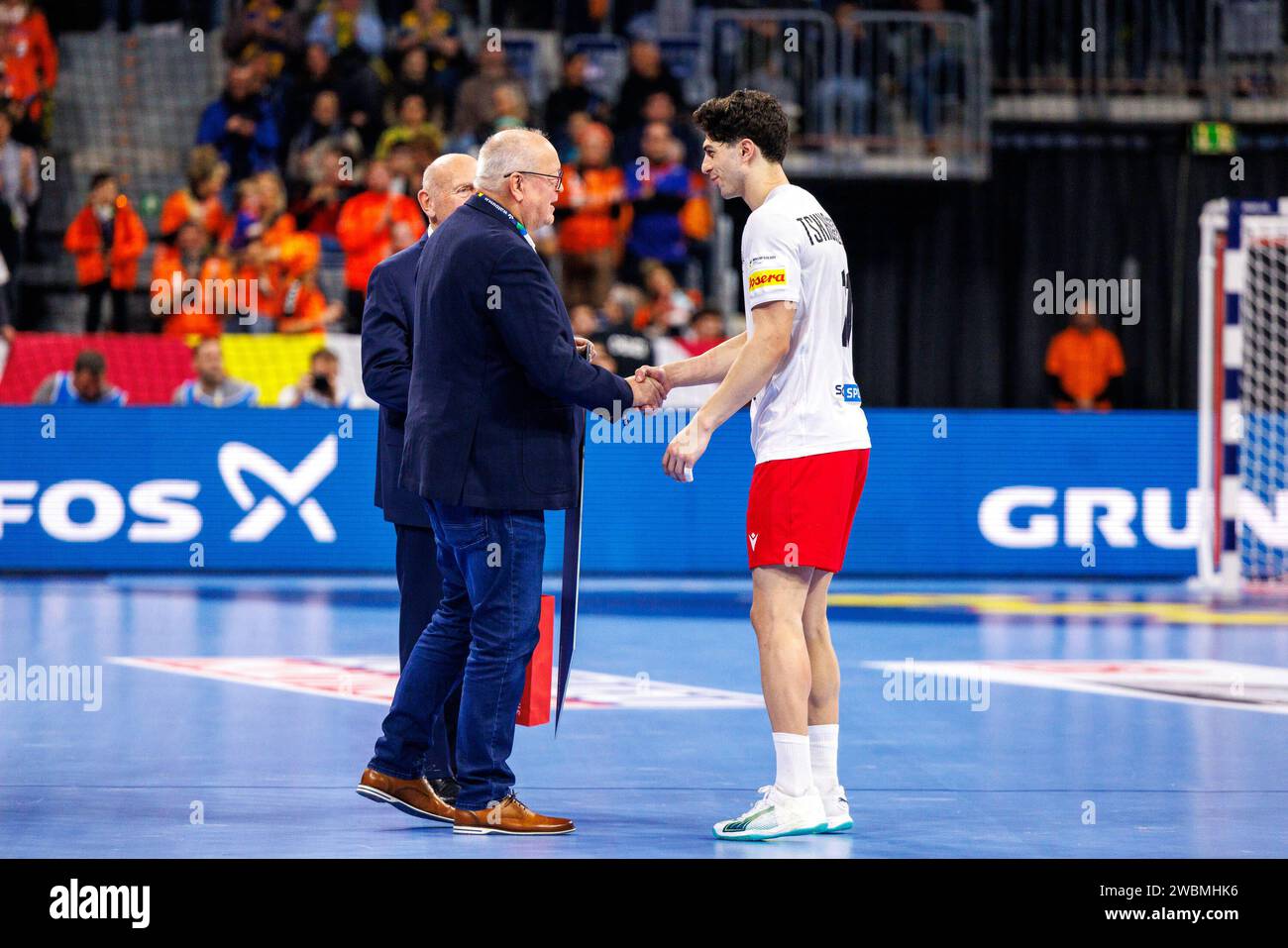 HOMMES EHF EURO 2024 : Niederlande - Georgien, 11.01.2024, Mannheim Giorgi Tskhovrebadze 11, Georgia GEO, VfL Gummersbach GER wird zum joueur du match gewählt Spiel der MENS EHF EURO 2024 : Niederlande - Georgien am 11.01.2024 in der SAP-Arena Mannheim SAP-Arena Baden-Württemberg Deutschland *** MENS EHF EURO 2024 pays- 11 01 2024, Mannheim Giorgi Tskhovrebadze 11, Georgia GEO , VfL Gummersbach GER est élu joueur du match de la MENS EHF EURO 2024 pays-Bas Géorgie le 11 01 2024 à la SAP Arena Mannheim Mannheim SAP Arena Baden Württemberg Allemagne Copyrigh Banque D'Images