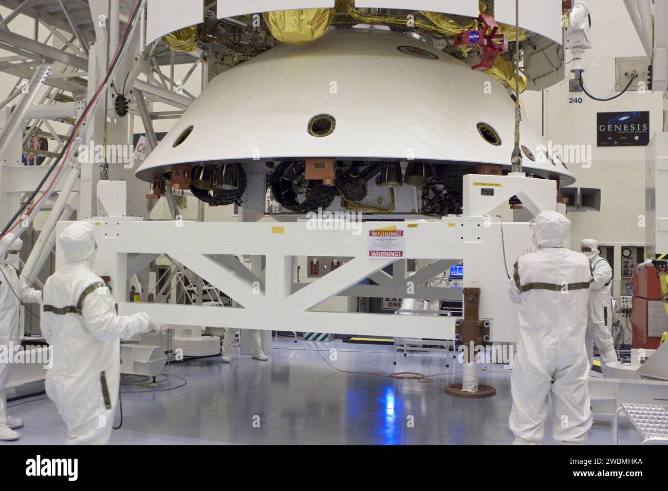 CAP CANAVERAL, Floride. – Dans le Payload Hazardous Servicing Facility du Kennedy Space Center de la NASA en Floride, les techniciens, à l’aide d’un pont roulant, soulèvent la mission Aeroshell du Mars Science Laboratory (MSL) de la NASA, (contenant le rover Curiosity compact de la taille d’une voiture), pour s’accoupler à la scène de croisière. La phase de croisière fournit de l'énergie solaire, des propulseurs pour la navigation et des échangeurs de chaleur au rover pendant son vol de la Terre à Mars. Le rover Curiosity dispose de 10 instruments scientifiques conçus pour rechercher des preuves sur le fait que Mars a eu des environnements favorables à la vie microbienne, y compris l'ingredi chimique Banque D'Images