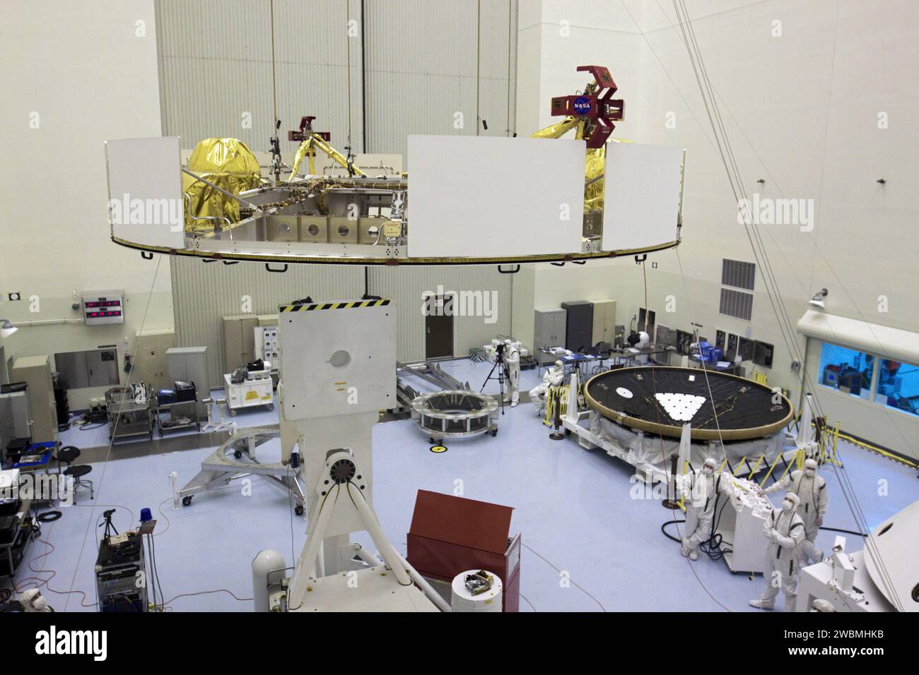 CAP CANAVERAL, Floride. – Dans l’installation d’entretien des charges utiles dangereuses du Kennedy Space Center de la NASA en Floride, les techniciens, à l’aide d’un pont roulant, guident l’étape de croisière de mission Mars Science Laboratory (MSL) de la NASA sur un stand de rotation. La phase de croisière fournit de l'énergie solaire, des propulseurs pour la navigation et des échangeurs de chaleur au rover pendant son vol de la Terre à Mars. À droite se trouve l'écran thermique MSL. Les composants de MSL comprennent un rover de la taille d'une voiture, Curiosity, qui dispose de 10 instruments scientifiques conçus pour rechercher des preuves sur le fait que Mars a eu des environnements favorables à la vie microbienne, y compris Banque D'Images