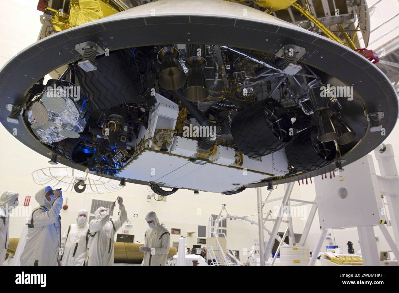 CAP CANAVERAL, Floride. – Dans le Payload Hazardous Servicing Facility du Kennedy Space Center de la NASA en Floride, les techniciens inspectent sous la mission Aeroshell du Mars Science Laboratory (MSL) de la NASA (contenant le rover Curiosity compact de la taille d’une voiture), qui a été accouplé à la scène de croisière. La phase de croisière fournit de l'énergie solaire, des propulseurs pour la navigation et des échangeurs de chaleur au rover pendant son vol de la Terre à Mars. Le rover Curiosity dispose de 10 instruments scientifiques conçus pour rechercher des preuves permettant de savoir si Mars a eu des environnements favorables à la vie microbienne, y compris des ingrédients chimiques Banque D'Images