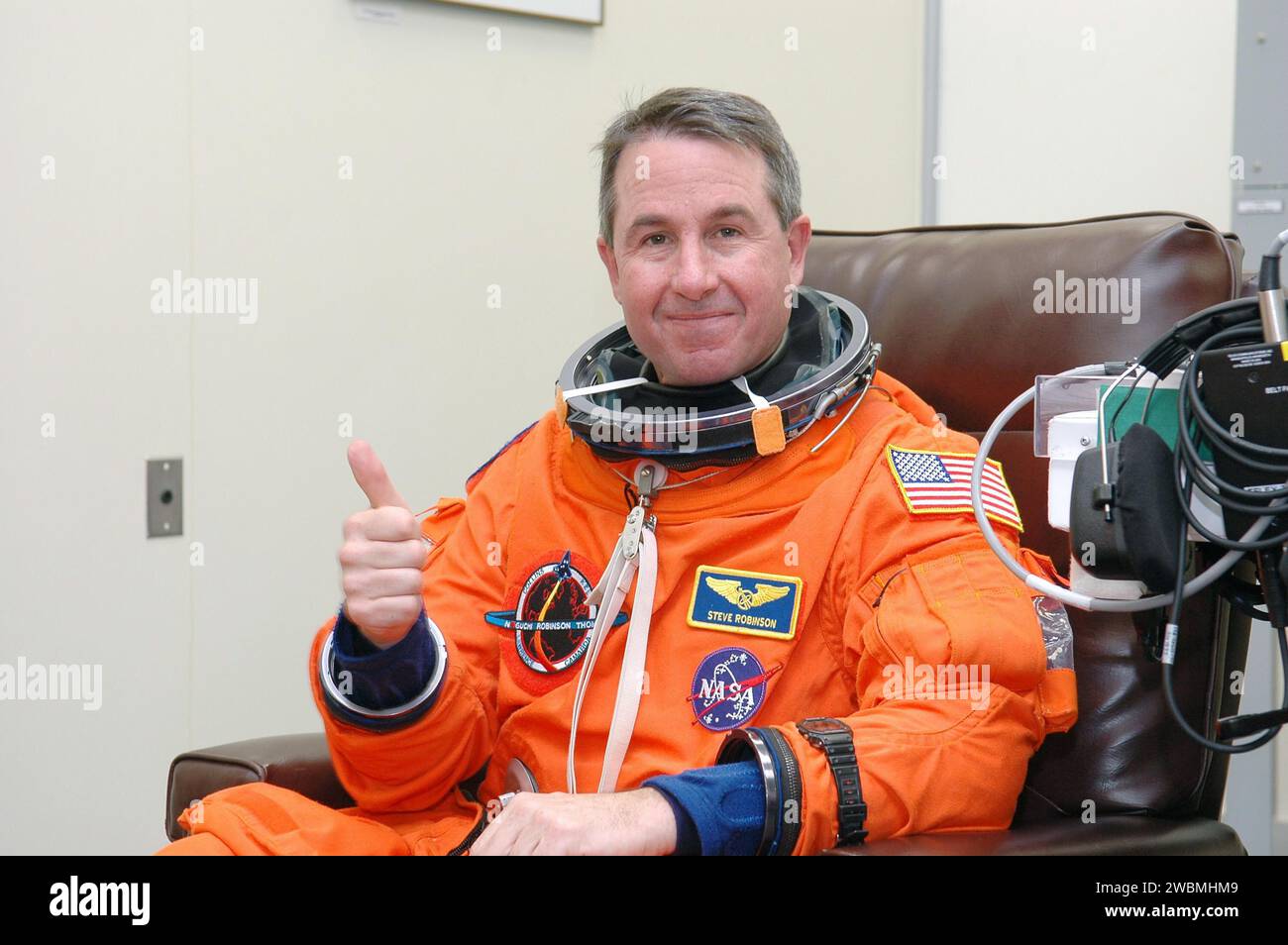 Au Kennedy Space Center, Stephen Robinson, spécialiste de mission STS-114, effectue une vérification de la combinaison de lancement pendant les activités de pré-lancement du test de démonstration du compte à rebours terminal (TCDT). Le TCDT simule les procédures de compte à rebours, l'arrêt du moteur principal et la formation de sortie d'urgence pour l'équipage avant la mission de retour au vol vers la Station spatiale internationale, avec une fenêtre de lancement du 13 au 31 juillet. Banque D'Images