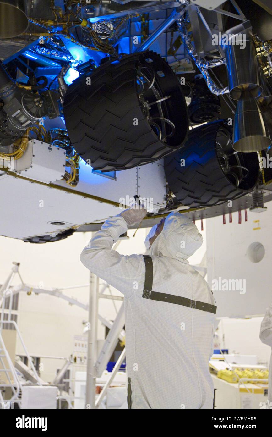 CAP CANAVERAL, Floride. – Dans le Payload Hazardous Servicing Facility du Kennedy Space Center de la NASA en Floride, un technicien inspecte sous la mission Aeroshell du Mars Science Laboratory (MSL) de la NASA, (contenant le rover Curiosity compact de la taille d’une voiture), qui a été accouplé à l’étape de croisière. La phase de croisière fournit de l'énergie solaire, des propulseurs pour la navigation et des échangeurs de chaleur au rover pendant son vol de la Terre à Mars. Le rover Curiosity dispose de 10 instruments scientifiques conçus pour rechercher des preuves pour savoir si Mars a eu des environnements favorables à la vie microbienne, y compris des ingrédients chimiques Banque D'Images