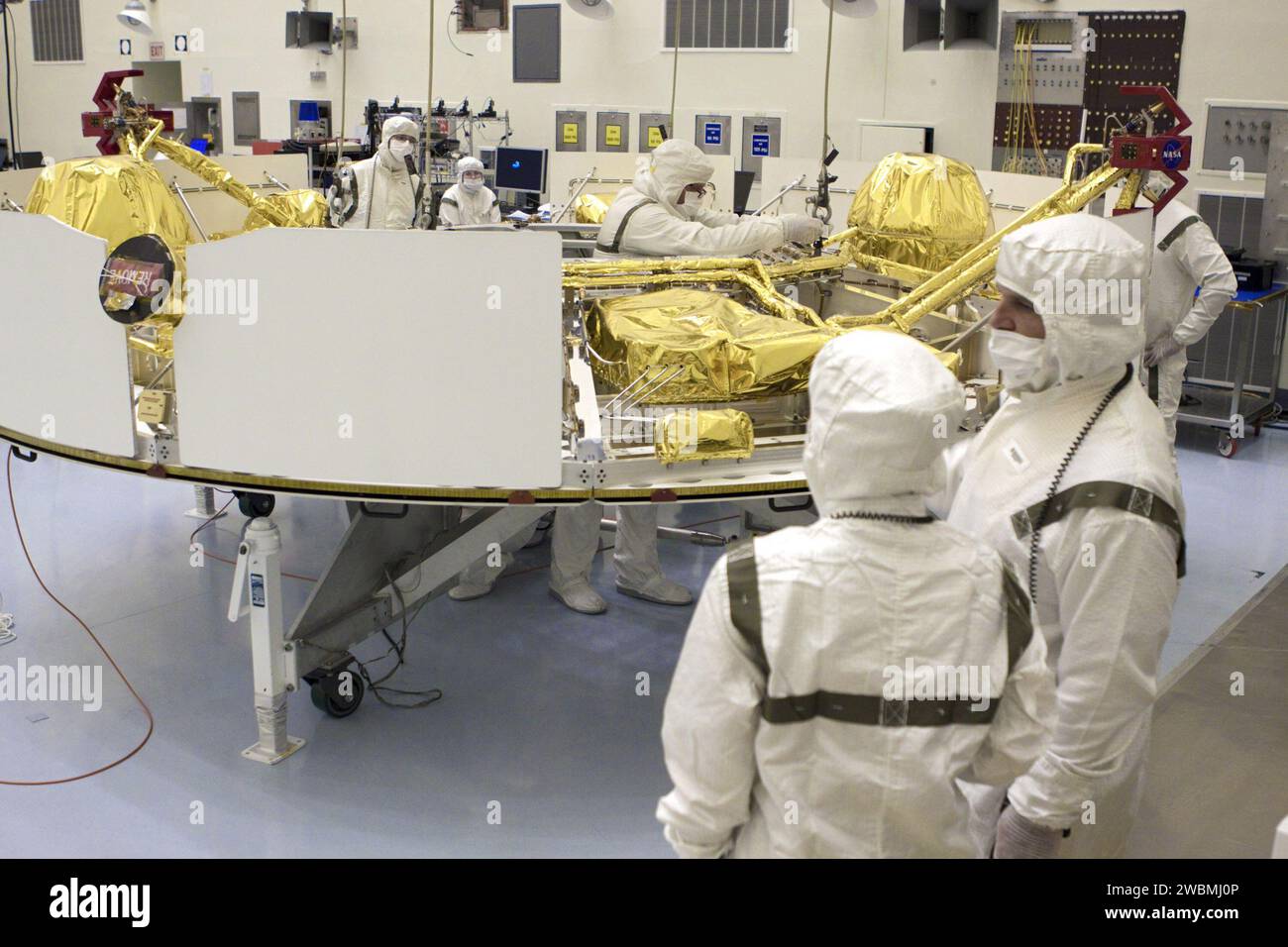 CAP CANAVERAL, Floride. – Dans l’installation d’entretien des charges utiles du Kennedy Space Center de la NASA en Floride, les techniciens se préparent à fixer un pont roulant à la scène de croisière de mission Mars Science Laboratory (MSL) de la NASA. La phase de croisière, qui sera montée sur un stand de rotation, fournira de l'énergie solaire, des propulseurs pour la navigation et des échangeurs de chaleur au rover pendant son vol de la Terre à Mars. Les composants de MSL comprennent un rover de la taille d'une voiture, Curiosity, qui dispose de 10 instruments scientifiques conçus pour rechercher des preuves pour savoir si Mars a eu des environnements favorables à la vie microbienne, y compris le che Banque D'Images