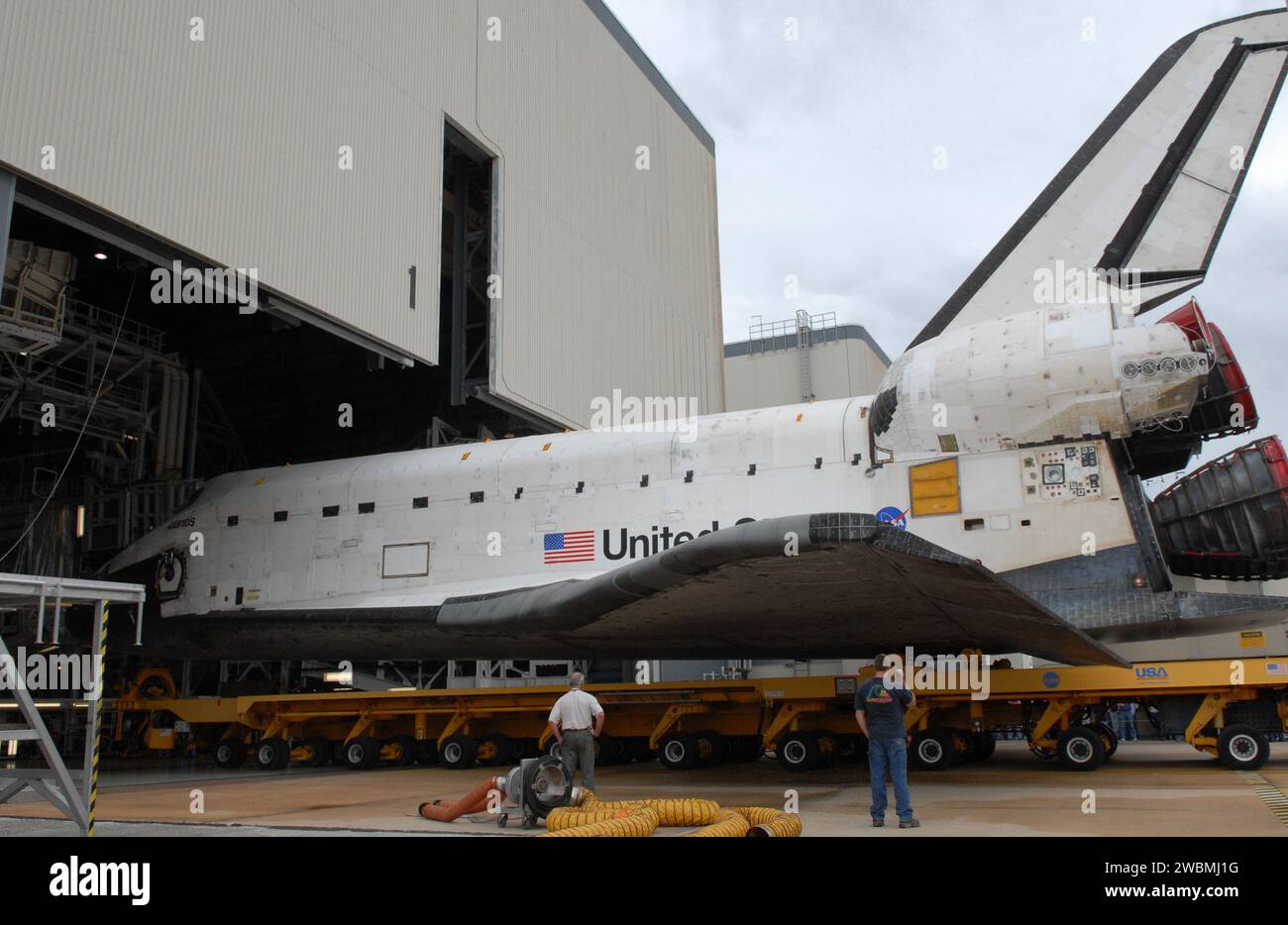 La navette spatiale Atlantis sort de l'installation de traitement Orbiter 1 au Kennedy Space Center, en Floride, et déménage dans le bâtiment d'assemblage des véhicules. Il a été soulevé dans High Bay 3 et accouplé avec le réservoir de carburant externe du propulseur de fusée solide sur la plate-forme du lanceur mobile. Atlantis devait être lancé le 12 mai pour la mission STS-125 destinée à entretenir le télescope spatial Hubble. Banque D'Images
