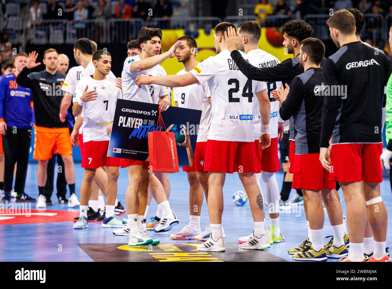 HOMMES EHF EURO 2024 : Niederlande - Georgien, 11.01.2024, Mannheim Die Mitspieler gratuilieren Giorgi Tskhovrebadze 11, Georgia GEO, VfL Gummersbach GER zum joueur du match Titel Spiel der MENS EHF EURO 2024: Niederlande - Georgien am 11.01.2024 in der SAP-Arena Mannheim Mannheim SAP-Arena Baden-Württemberg Deutschland *** MENS EHF EURO 2024 Netherlands Georgia, 11 01 2024, Mannheim les joueurs félicitent Giorgi Tskhovrebadze 11, Georgia GEO , VFL Gummersbach GER sur la victoire du titre de joueur du match dans le MENS EHF EURO 2024 pays-Bas Géorgie sur 11 01 2024 à la SAP Arena Mannheim Ma Banque D'Images