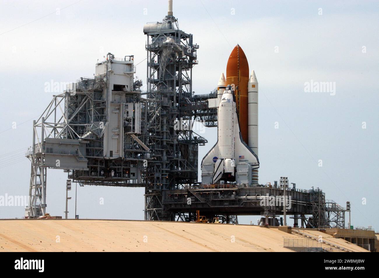 La structure de service rotative de l'aire de lancement 39B a été retournée pour préparer la navette spatiale Discovery au retour au bâtiment de montage des véhicules. Discovery sera retiré de son réservoir externe, modifié, et rattaché avec Solid Rocket Boosters pour le retour au vol du STS-114. Le retour arrière de 4,2 milles est le 15e dans l'histoire du programme de navette. La période de lancement est du 13 au 31 juillet. Banque D'Images