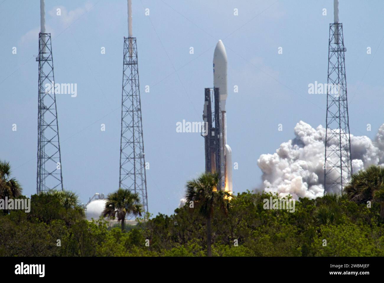 CAP CANAVERAL, Floride. -- la sonde planétaire Juno de la NASA, enfermée dans son carénage de charge utile, commence son voyage de cinq ans jusqu'à Jupiter au sommet d'un lanceur Atlas V-551 de la United Launch Alliance depuis le Space Launch Complex 41 sur la base aérienne de Cape Canaveral en Floride. Le décollage a eu lieu à 12:25 h HAE le 5 août. Le vaisseau solaire orbitera les pôles de Jupiter 33 fois pour en savoir plus sur les origines, la structure, l'atmosphère et la magnétosphère de la géante gazeuse et étudier l'existence d'un noyau planétaire solide. Le Jet propulsion Laboratory de la NASA, à Pasadena, en Californie, gère la mission Juno pour le modèle Banque D'Images