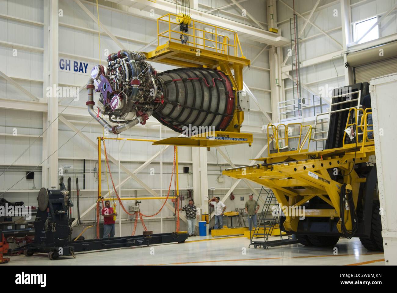 CAP CANAVERAL, Floride. -- dans l'atelier moteur du Kennedy Space Center de la NASA en Floride, les travailleurs déplacent le moteur n ° 3, l'un des trois moteurs principaux de la navette spatiale d'Endeavour, vers un stand de travail pour le traitement. Le travail fait partie du processus de transition et de retraite d'Endeavour. Endeavour est en préparation pour une exposition publique au California Science Center à Los Angeles. Endeavour a effectué 25 missions, a passé 299 jours dans l'espace, a orbité sur Terre 4 671 fois et a parcouru 122 883 151 miles au cours de ses 19 ans de carrière. La mission STS-134 et finale d'Endeavour est achevée après le débarquement en juin Banque D'Images