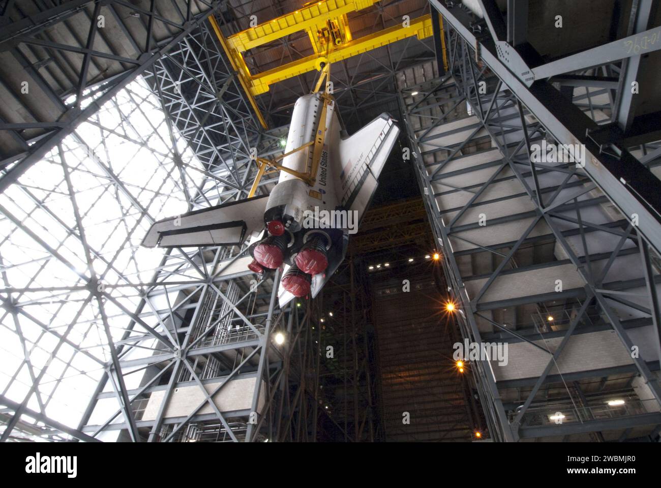 La navette Endeavour est en train d'être transportée dans une baie élevée du Kennedy Space Center Vehicle Assembly Building de la NASA pour être connectée à son réservoir de carburant externe et à ses propulseurs de fusées solides. La mission STS-134 comprend la livraison de Express Logistics Carrier-3, d'un spectromètre magnétique Alpha, d'un réservoir de gaz haute pression, de pièces de rechange Dextre et de boucliers contre les débris micrométéoroïdes à la Station spatiale internationale. Le lancement final est prévu pour le 19 avril à 19 h 48 HAE. Banque D'Images