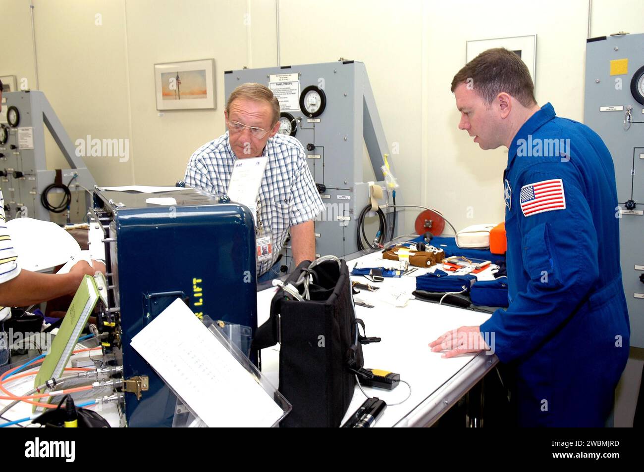 Au Kennedy Space Center, le pilote STS-114 Jim Kelly inspecte l'équipement pendant le test de démonstration du compte à rebours terminal, un exercice préalable au vol permettant à l'équipage de participer à un compte à rebours simulé et à une formation d'évacuation d'urgence avant la première mission de retour en vol à destination de l'ISS, prévue entre le 13 juillet et le 31 juillet. Banque D'Images