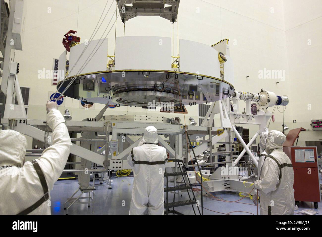 CAP CANAVERAL, Floride. – Dans l’installation d’entretien des charges utiles du Kennedy Space Center de la NASA en Floride, les techniciens, à l’aide d’un pont roulant, abaissent la scène de croisière de mission Mars Science Laboratory (MSL) de la NASA sur un stand de rotation. La phase de croisière fournit de l'énergie solaire, des propulseurs pour la navigation et des échangeurs de chaleur au rover pendant son vol de la Terre à Mars. Les composants de MSL comprennent un rover de la taille d'une voiture, Curiosity, qui dispose de 10 instruments scientifiques conçus pour rechercher des preuves pour savoir si Mars a eu des environnements favorables à la vie microbienne, y compris des ingrédients chimiques pour la vie. TH Banque D'Images
