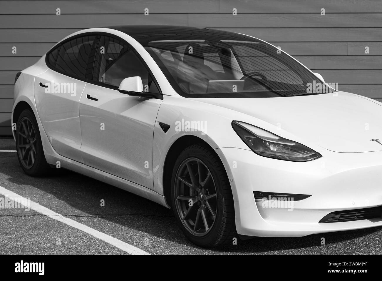 Voiture électrique Tesla garée à l'extérieur. Voiture blanche Tesla en photo noir et blanc. Photo de rue, nobody-Vancouver Canada-14 mars 2023 Banque D'Images