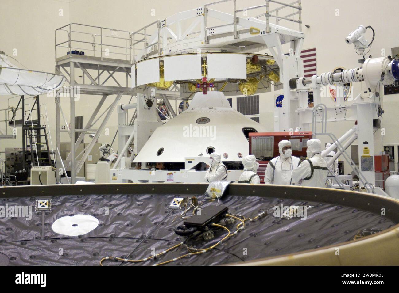 CAP CANAVERAL, Floride. – Dans le Payload Hazardous Servicing Facility du Kennedy Space Center de la NASA en Floride, l’étape de croisière de mission Mars Science Laboratory (MSL) de la NASA est en cours de préparation pour s’accoupler à l’aérosol, qui contient le rover Curiosity compact de la taille d’une voiture. Au premier plan se trouve l'écran thermique pour MSL. La phase de croisière fournit de l'énergie solaire, des propulseurs pour la navigation et des échangeurs de chaleur au rover pendant son vol de la Terre à Mars. Le rover Curiosity dispose de 10 instruments scientifiques conçus pour rechercher des preuves sur le fait que Mars a eu des environnements favorables à la vie microbienne, y compris Banque D'Images