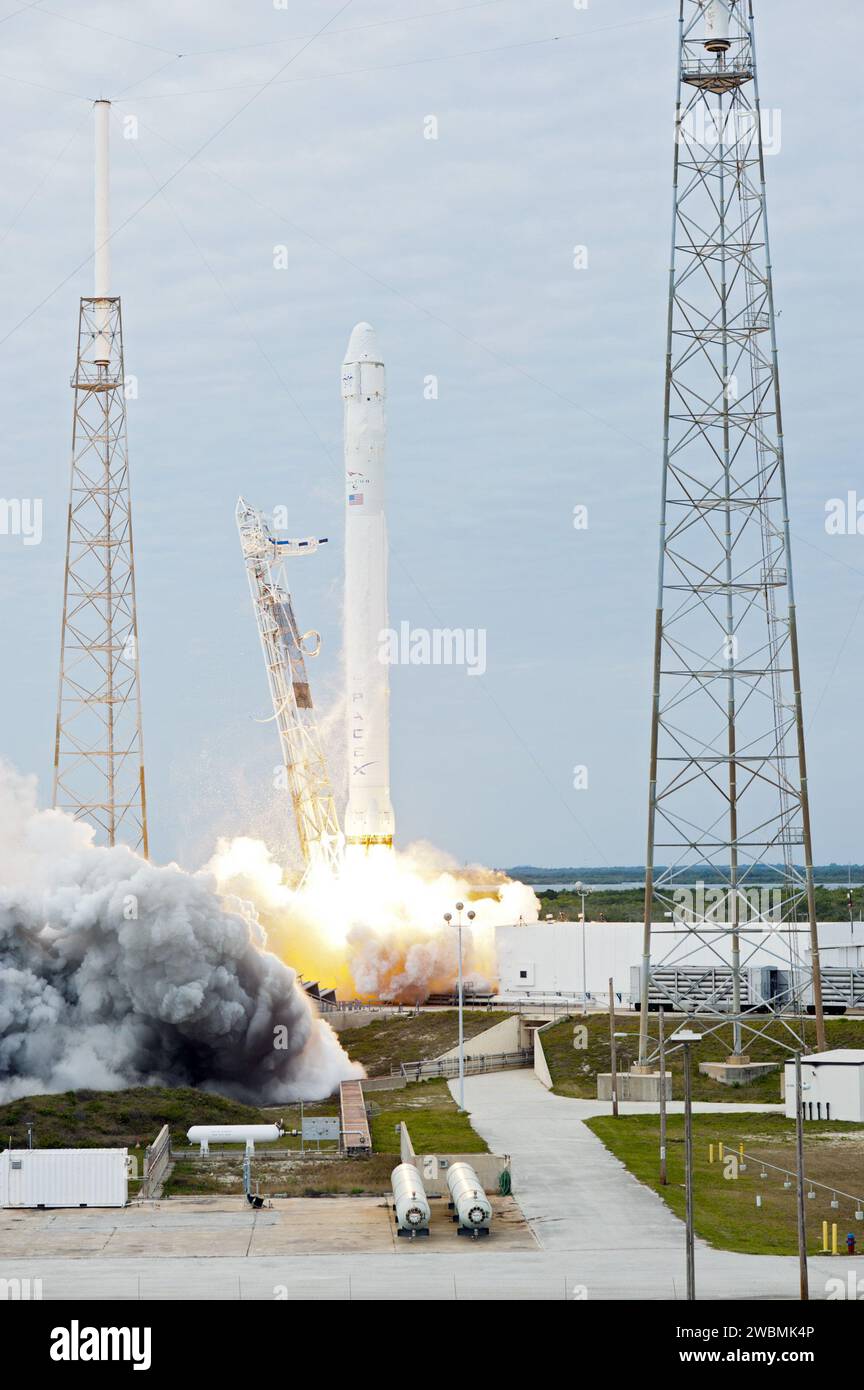 SpaceX Falcon 9 lance la capsule Dragon depuis SLC-40 à Cape Canaveral pour la mission SpaceX-2, son troisième vol de ravitaillement de l'ISS sous contrat NASA. Banque D'Images