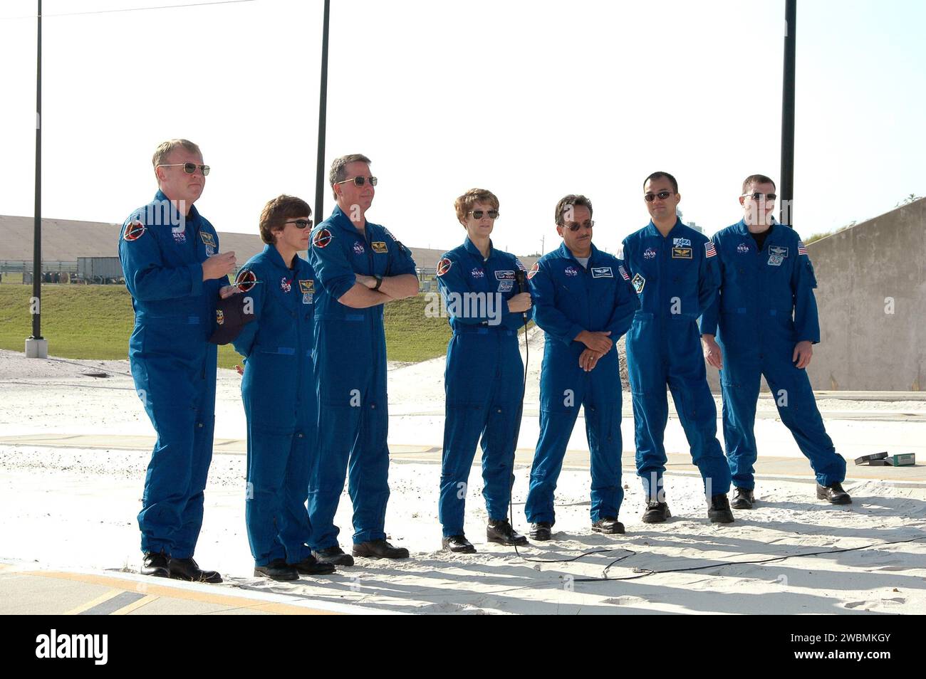 L’équipage du STS-114 s’est réuni à la zone d’atterrissage du panier à fil glissant du Launch Pad 39B pour des questions des médias. L'équipage comprend le commandant Eileen Collins, le pilote James Kelly et les spécialistes de mission Andrew Thomas, Wendy Lawrence, Stephen Robinson, Charles Camarda et Soichi Noguchi de la JAXA. Ils ont participé aux activités du TCDT, y compris à des comptes à rebours simulés, à l'arrêt du moteur principal et à la formation sur les sorties d'urgence. La mission est le premier retour en vol, avec une fenêtre de lancement du 13 au 31 juillet. Banque D'Images