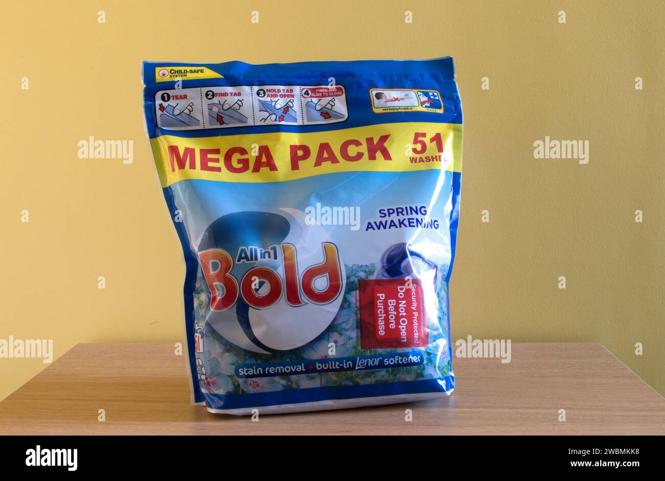 Bold All in 1 Mega Pack 51 Pods Spring Awakening détergent à lessive Banque D'Images