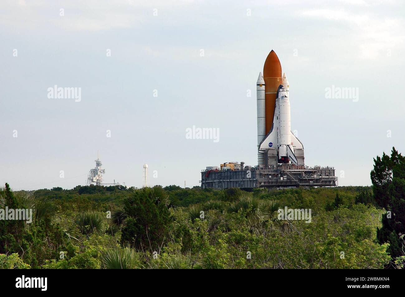 La navette spatiale Discovery est transportée le long de la chenille jusqu'à l'aire de lancement 39B au Kennedy Space Center sur une plate-forme de lancement mobile au sommet d'un Crawler-transporter. Il s'agit du deuxième déploiement du Discovery après les modifications apportées à son réservoir externe. La mission retour au vol STS-114 a une fenêtre de lancement du 13 au 31 juillet. Banque D'Images