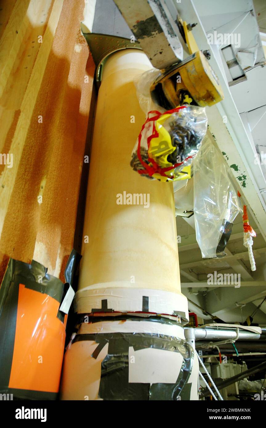 Au bâtiment d’assemblage de véhicules du Kennedy Space Center, un réchauffeur est installé sur les soufflets de la conduite d’alimentation du réservoir externe désigné pour la mission de retour au vol STS-114 de la navette spatiale Discovery. Le chauffage réduit l'accumulation de glace et de givre. La période de lancement de la mission va du 13 au 31 juillet. Banque D'Images