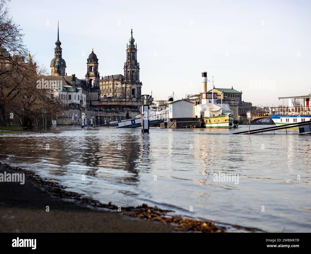 Inondation de la rivière Elbe dans la vieille ville de Dresde. La rue Terrassenufer est fermée en raison de débordement d'eau. Les bateaux à vapeur flottent sur l'eau. Banque D'Images