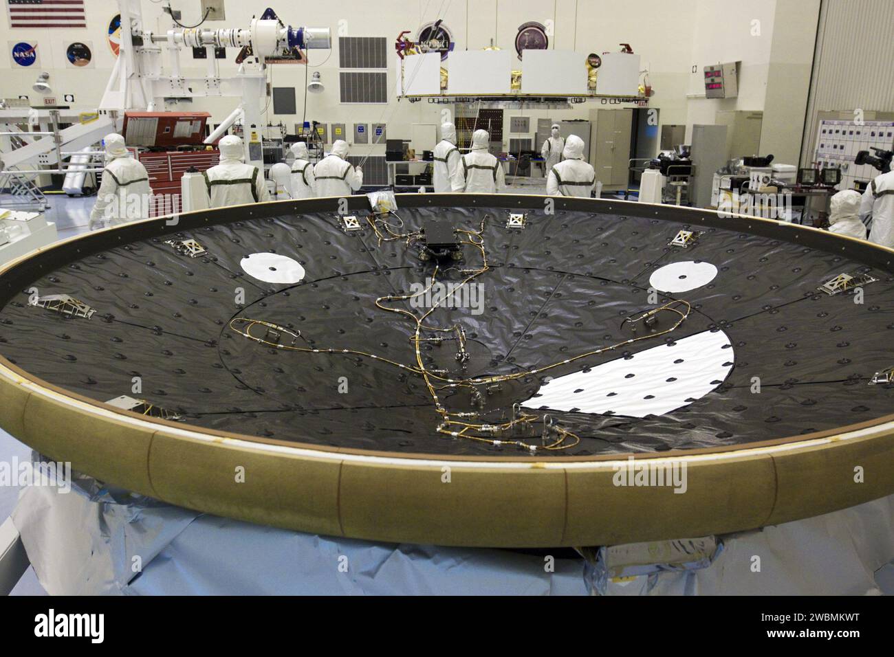 CAP CANAVERAL, Floride. – Dans l’installation d’entretien des charges utiles du Kennedy Space Center de la NASA en Floride, les techniciens, à l’aide d’un pont roulant, soulèvent la scène de croisière de mission Mars Science Laboratory (MSL) de la NASA pour la placer sur un stand de rotation. La phase de croisière fournit de l'énergie solaire, des propulseurs pour la navigation et des échangeurs de chaleur au rover pendant son vol de la Terre à Mars. Au premier plan se trouve l'écran thermique pour MSL. Les composants de MSL comprennent un rover de la taille d'une voiture, Curiosity, qui dispose de 10 instruments scientifiques conçus pour rechercher des preuves sur la question de savoir si Mars a eu des environnements favorables Banque D'Images