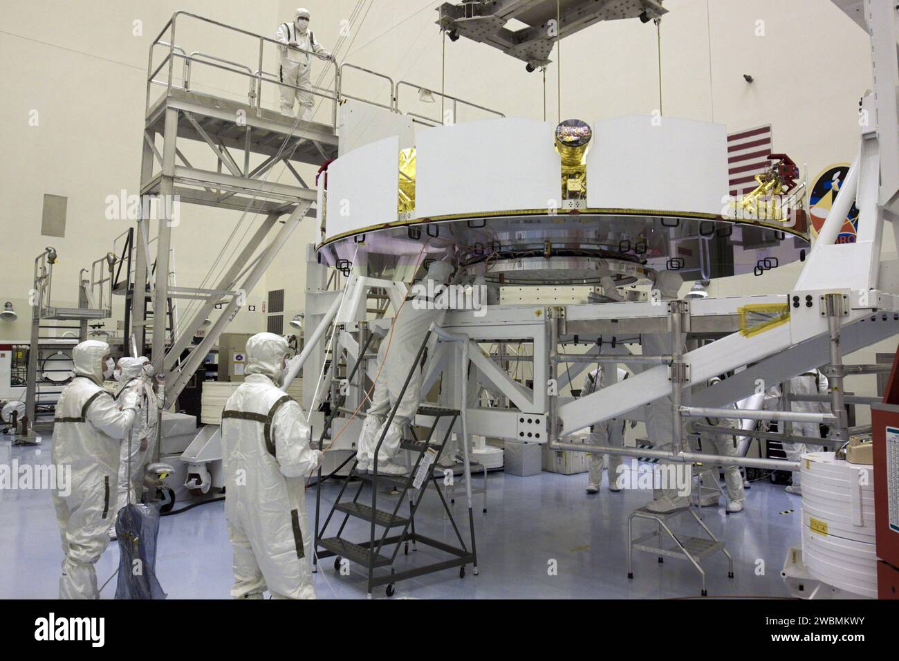 CAP CANAVERAL, Floride. – Dans l’installation d’entretien des charges utiles du Kennedy Space Center de la NASA en Floride, les techniciens inspectent la phase de croisière de mission Mars Science Laboratory (MSL) de la NASA pendant qu’elle est guidée sur un stand de rotation. La phase de croisière fournit de l'énergie solaire, des propulseurs pour la navigation et des échangeurs de chaleur au rover pendant son vol de la Terre à Mars. Les composants de MSL comprennent un rover de la taille d'une voiture, Curiosity, qui dispose de 10 instruments scientifiques conçus pour rechercher des preuves pour savoir si Mars a eu des environnements favorables à la vie microbienne, y compris des ingrédients chimiques pour la vie. L'unique Banque D'Images