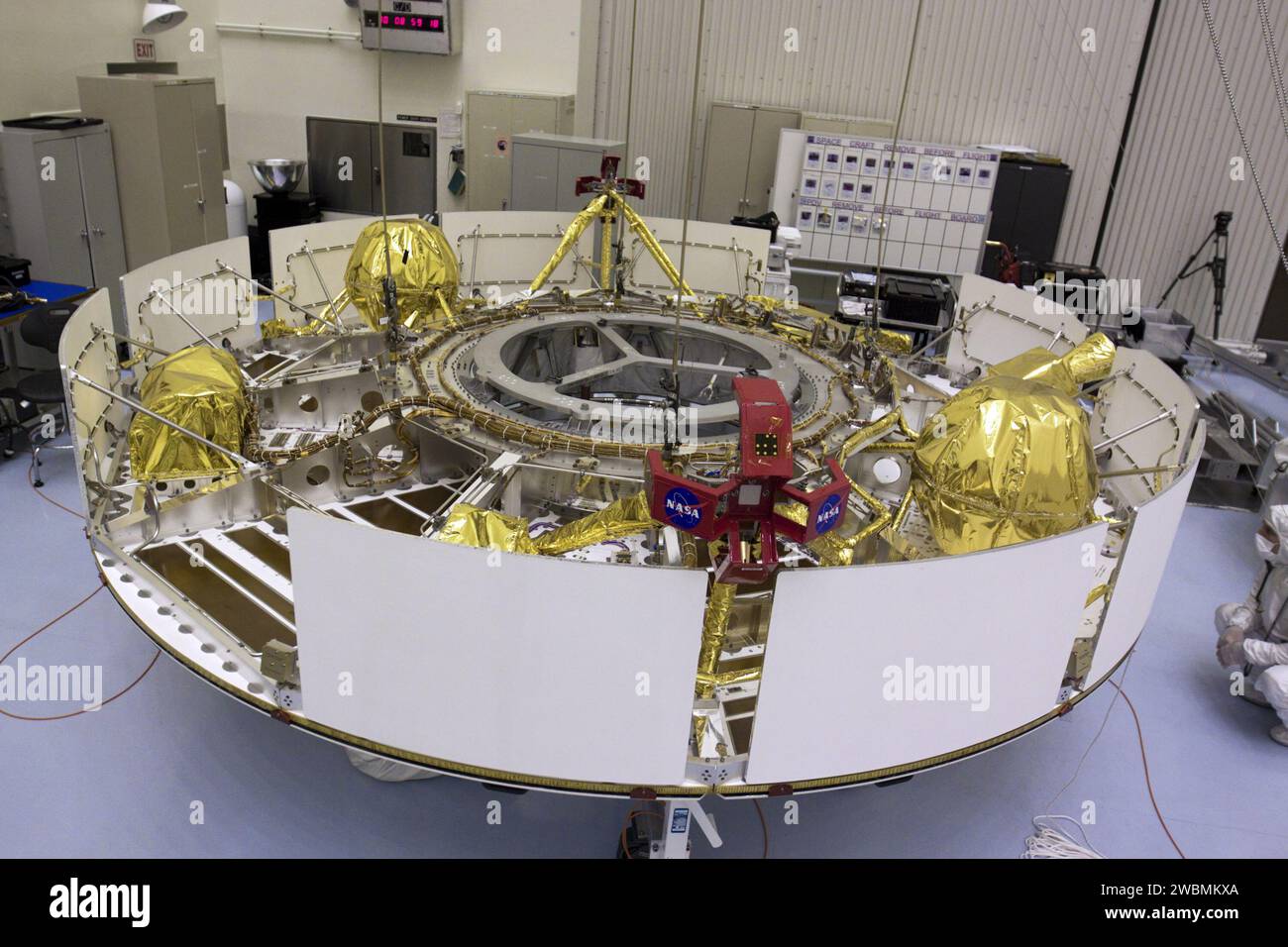CAP CANAVERAL, Floride. – Dans l’installation d’entretien des charges utiles du Kennedy Space Center de la NASA en Floride, un pont roulant a été fixé à la phase de croisière de la mission Mars Science Laboratory (MSL) de la NASA. La phase de croisière, qui sera montée sur un stand de rotation, fournira de l'énergie solaire, des propulseurs pour la navigation et des échangeurs de chaleur au rover pendant son vol de la Terre à Mars. Les composants de MSL comprennent un rover de la taille d'une voiture, Curiosity, qui dispose de 10 instruments scientifiques conçus pour rechercher des preuves pour savoir si Mars a eu des environnements favorables à la vie microbienne, y compris des substances chimiques ingérées Banque D'Images