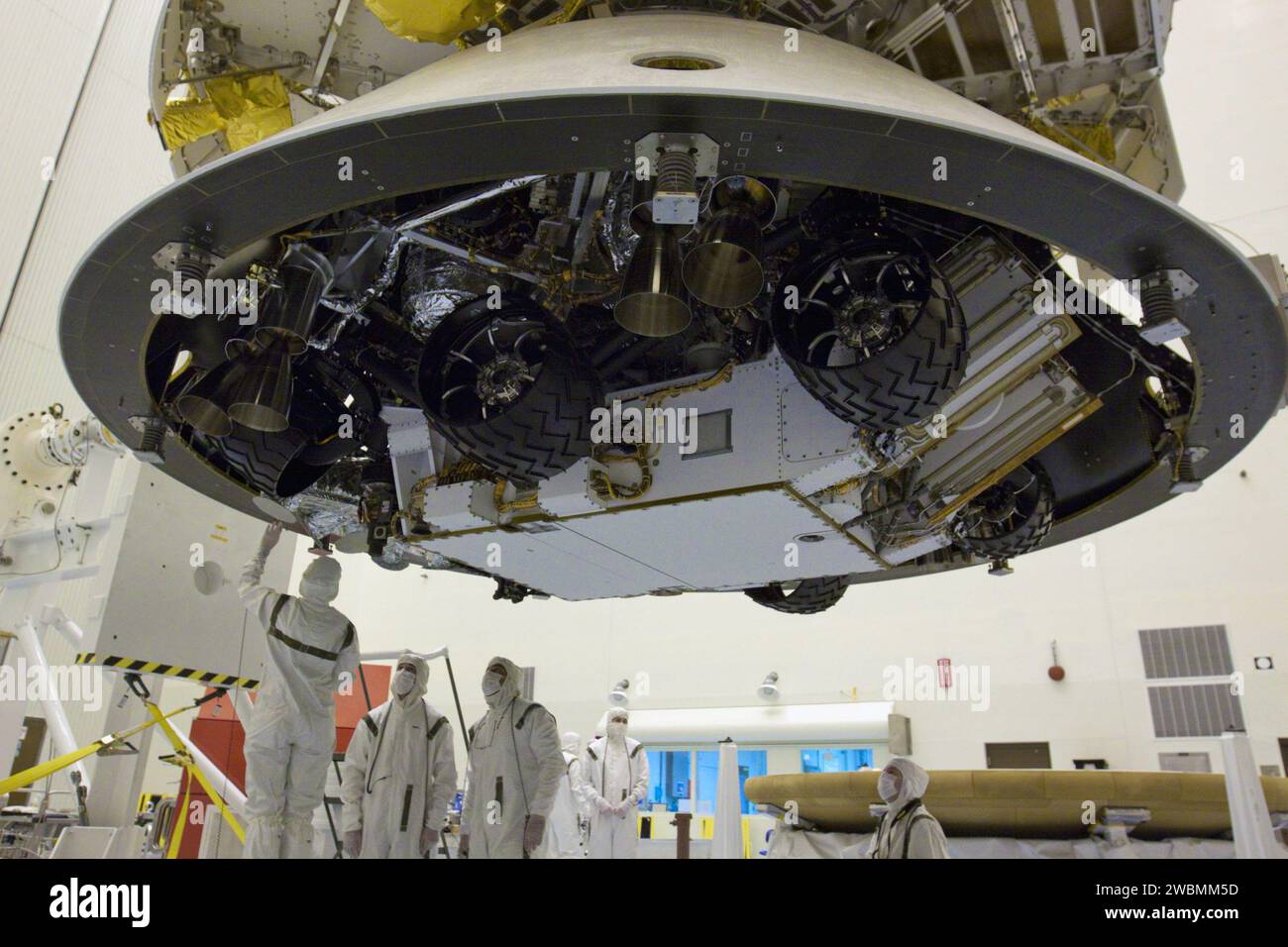CAP CANAVERAL, Floride. – Dans le Payload Hazardous Servicing Facility du Kennedy Space Center de la NASA en Floride, les techniciens travaillent sous la mission Aeroshell du Mars Science Laboratory (MSL) de la NASA (contenant le rover Curiosity compact de la taille d’une voiture), qui a été accouplée à la scène de croisière. La phase de croisière fournit de l'énergie solaire, des propulseurs pour la navigation et des échangeurs de chaleur au rover pendant son vol de la Terre à Mars. Le rover Curiosity dispose de 10 instruments scientifiques conçus pour rechercher des preuves sur la question de savoir si Mars a eu des environnements favorables à la vie microbienne, y compris des ingrédients chimiques pour Banque D'Images