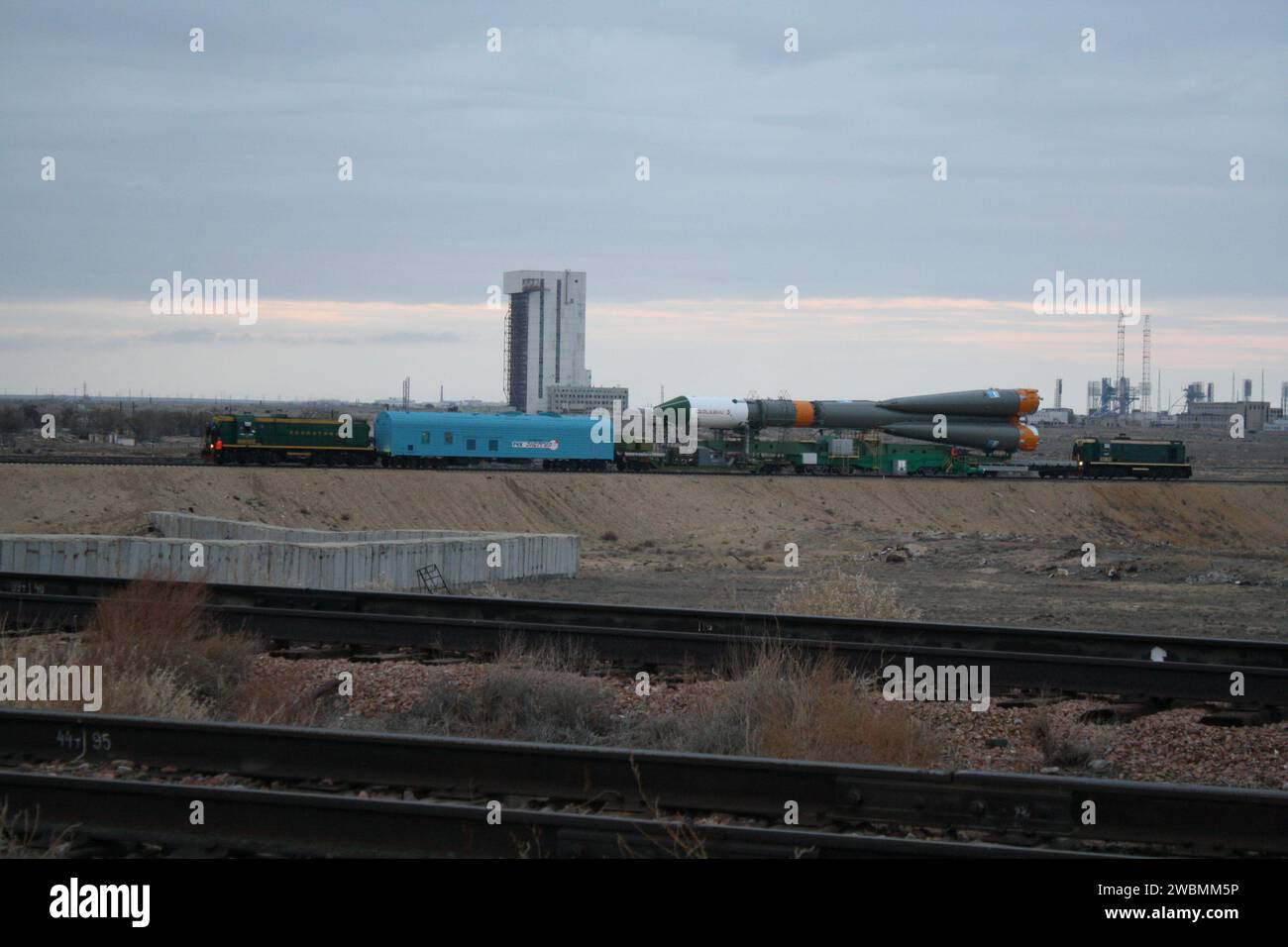 Au Cosmodrome de Baïkonour au Kazakhstan, le booster de la fusée Soyouz et son progrès ISS 45 cargo craft roulé à la plateforme de lancement en temps froid le 28 octobre 2011 en préparation du lancement le 31 octobre pour envoyer le satellite russe véhicule de ravitaillement de la Station spatiale internationale. Le lancement sera le premier pour cette configuration de la fusée Soyouz depuis le troisième stade d'une panne moteur en vol le 24 août qui a entraîné la perte de la cargaison précédente, le progrès pour le progrès de l'ISS 44. 45 Les progrès de l'ISS est chargé avec près de trois tonnes de nourriture, de carburant et de fournitures pour les résidents o Banque D'Images