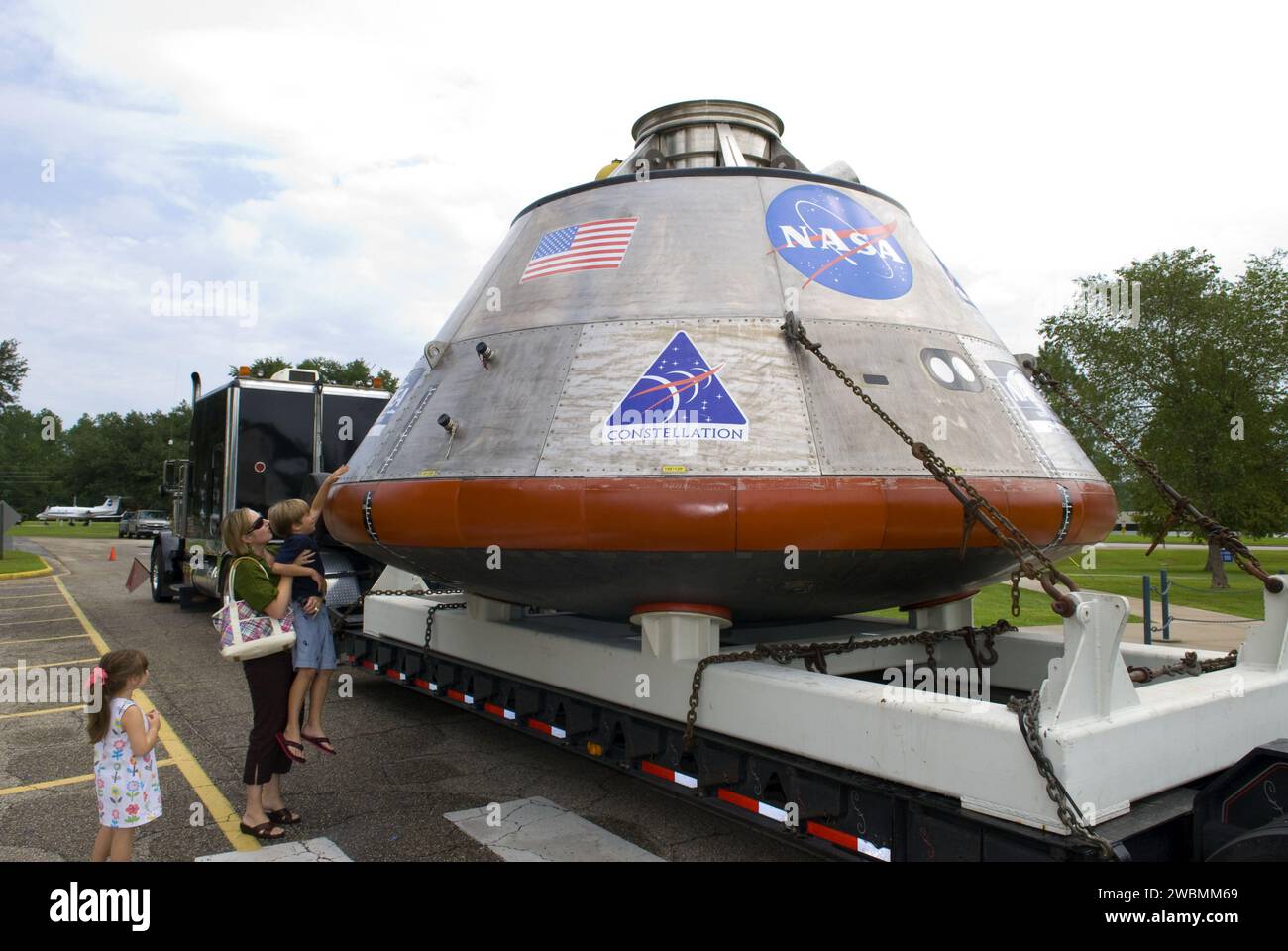 Une maquette grandeur nature du véhicule d’exploration Orion Crew de la NASA est exposée à StenniSphere, le centre d’accueil des visiteurs du Stennis Space Center, pour soutenir les essais d’astronautes et les conditions de récupération suite à l’éclaboussure de l’océan avant son expédition au Johnson Space Center pour une évaluation plus approfondie. Banque D'Images
