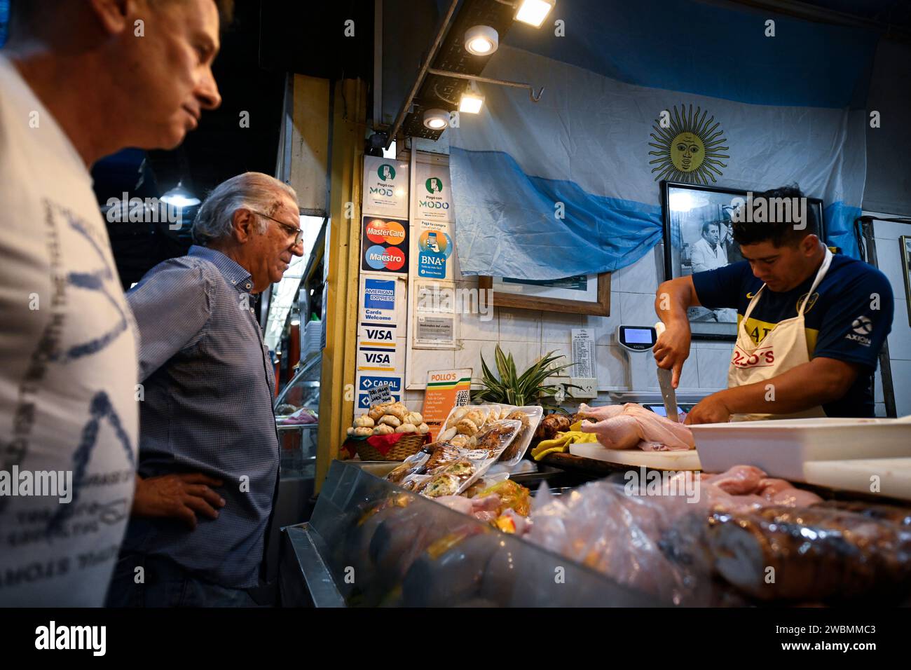 Buenos Aires, Argentine. 10 janvier 2024. Les gens achètent de la viande au marché. Les prix des denrées alimentaires ont augmenté de 20 pour cent dans la capitale Argentine en décembre 2023. Le taux d'inflation annuel dans ce pays d'Amérique du Sud est passé à 211,4 pour cent. Crédit : Martin Cossarini//dpa/Alamy Live News Banque D'Images