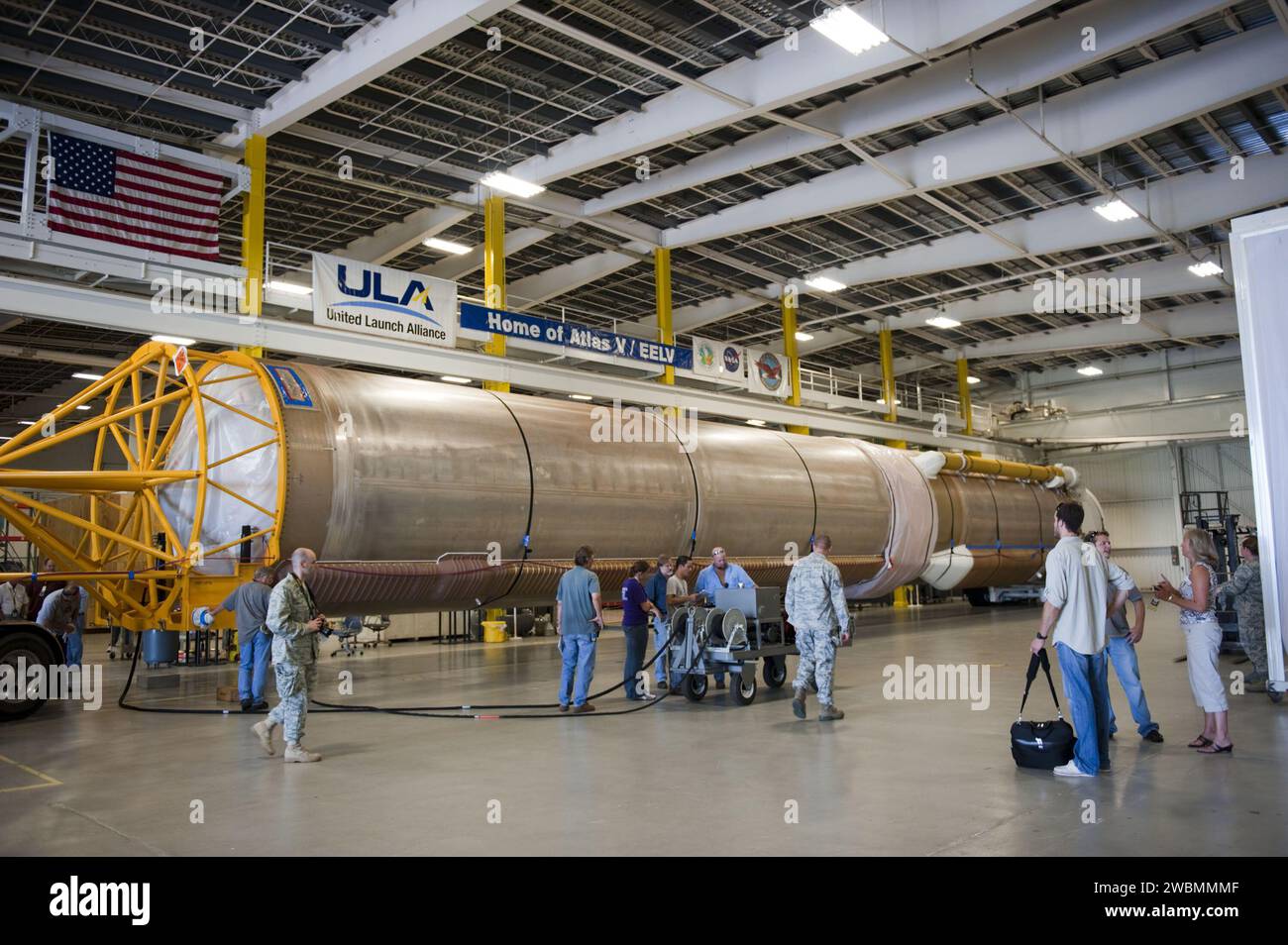 CAP CANAVERAL, Floride. -- les travailleurs de la United Launch Alliance (ULA) se préparent à traiter la première étape de la mission Atlas V pour la mission Mars Science Laboratory (MSL), nouvellement arrivée au Centre d'opérations de vol spatial Atlas sur la base aérienne de Cape Canaveral en Floride. Les composants de MSL comprennent un rover compact de la taille d'une voiture, Curiosity, qui dispose de 10 instruments scientifiques conçus pour rechercher des preuves pour savoir si Mars a eu des environnements favorables à la vie microbienne, y compris des ingrédients chimiques pour la vie. Le rover unique utilisera un laser pour regarder à l'intérieur des roches et libérer ses gaz de sorte que le rover sp Banque D'Images