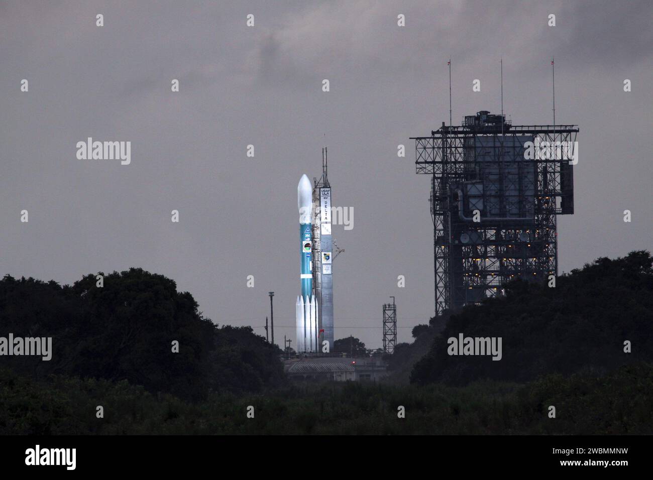 Le vaisseau spatial de démonstration STSS sur la plate-forme de lancement 17-B à Cape Canaveral fait partie d'un système de capteurs basé dans l'espace pour la défense antimissile, conçu pour détecter, suivre et discriminer les missiles balistiques. Le lancement a été nettoyé à cause de la pluie le 24 septembre 2009. Banque D'Images